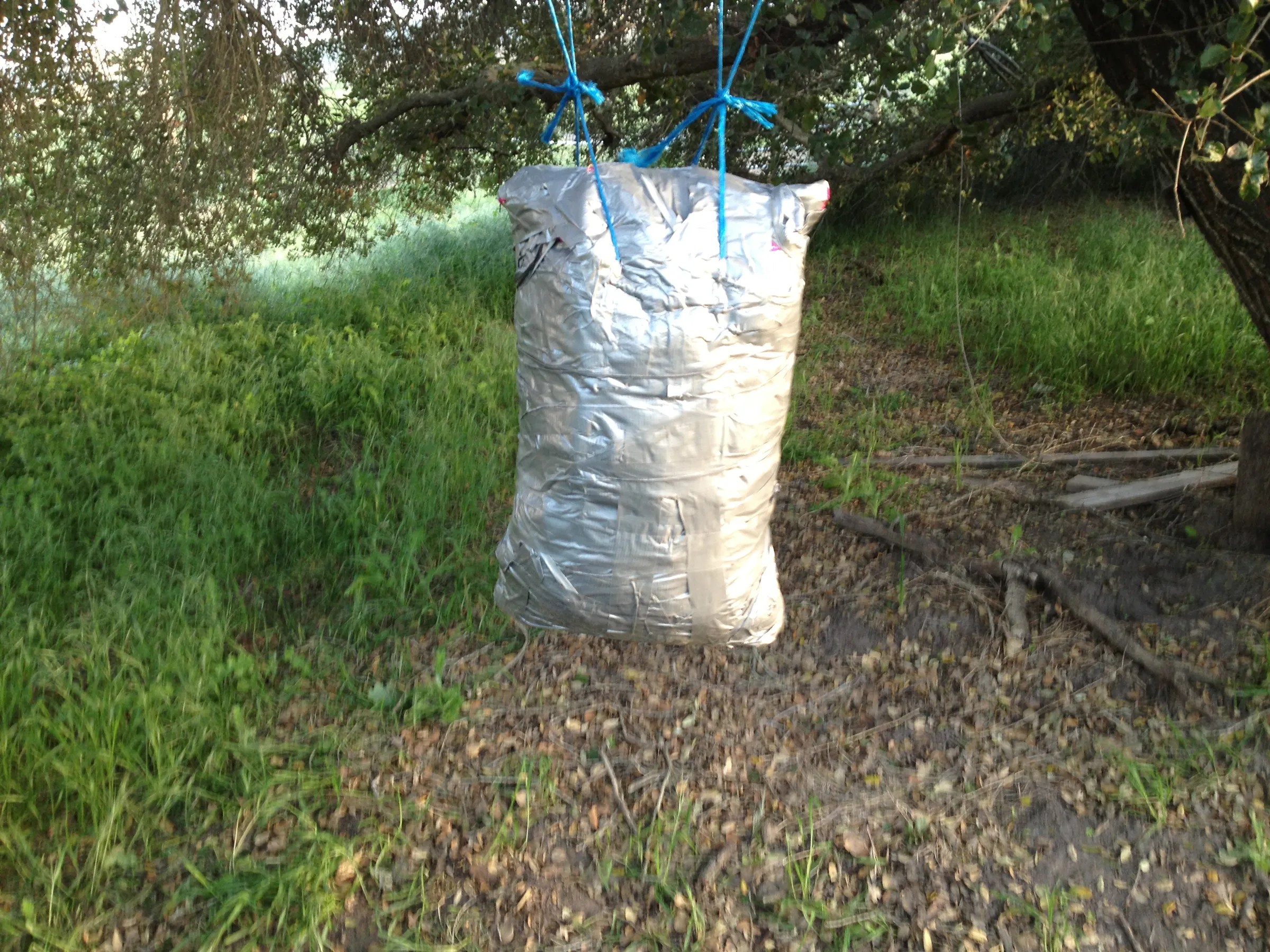 Punching Bag From Complete Trash (Weeds and Feed Bags). 7 Steps