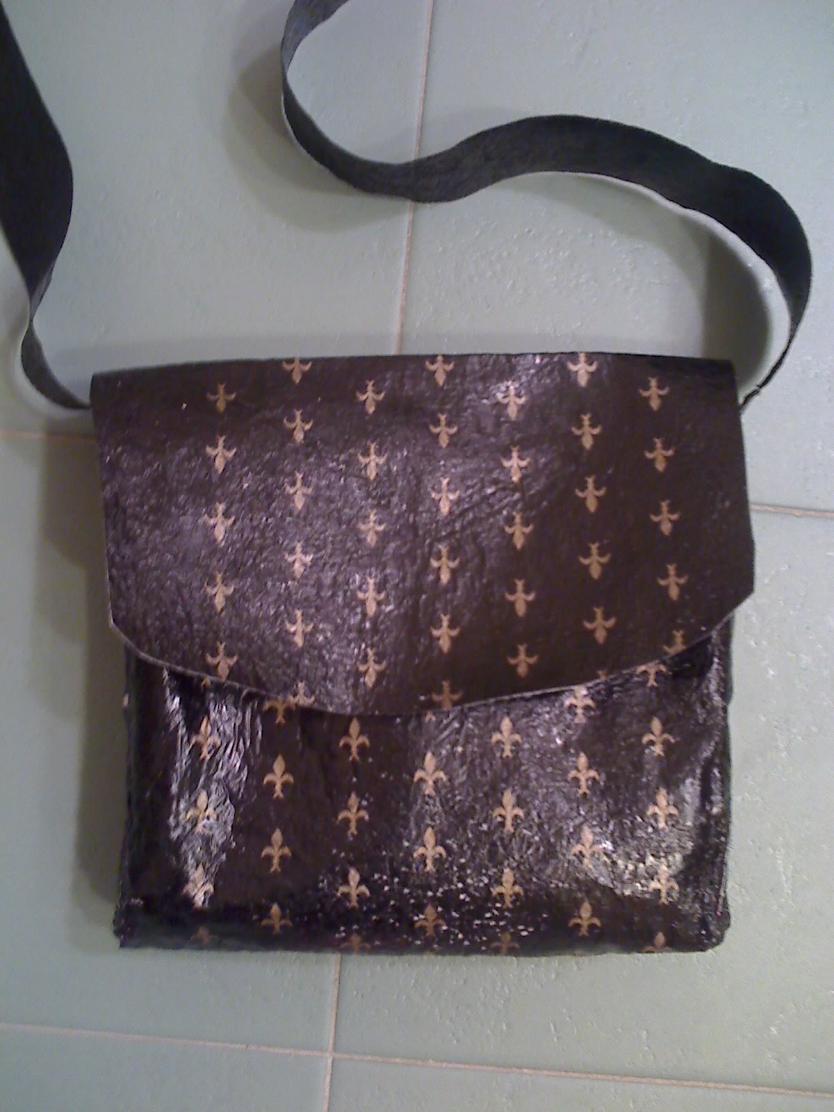 Recycled Plastic Messenger Bag or Purse 7 Steps (with Pictures