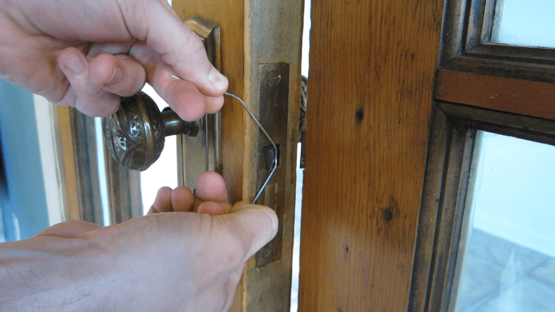 How to Pick Simple Locks/Latches With a Paper Clip 6 Steps (with
