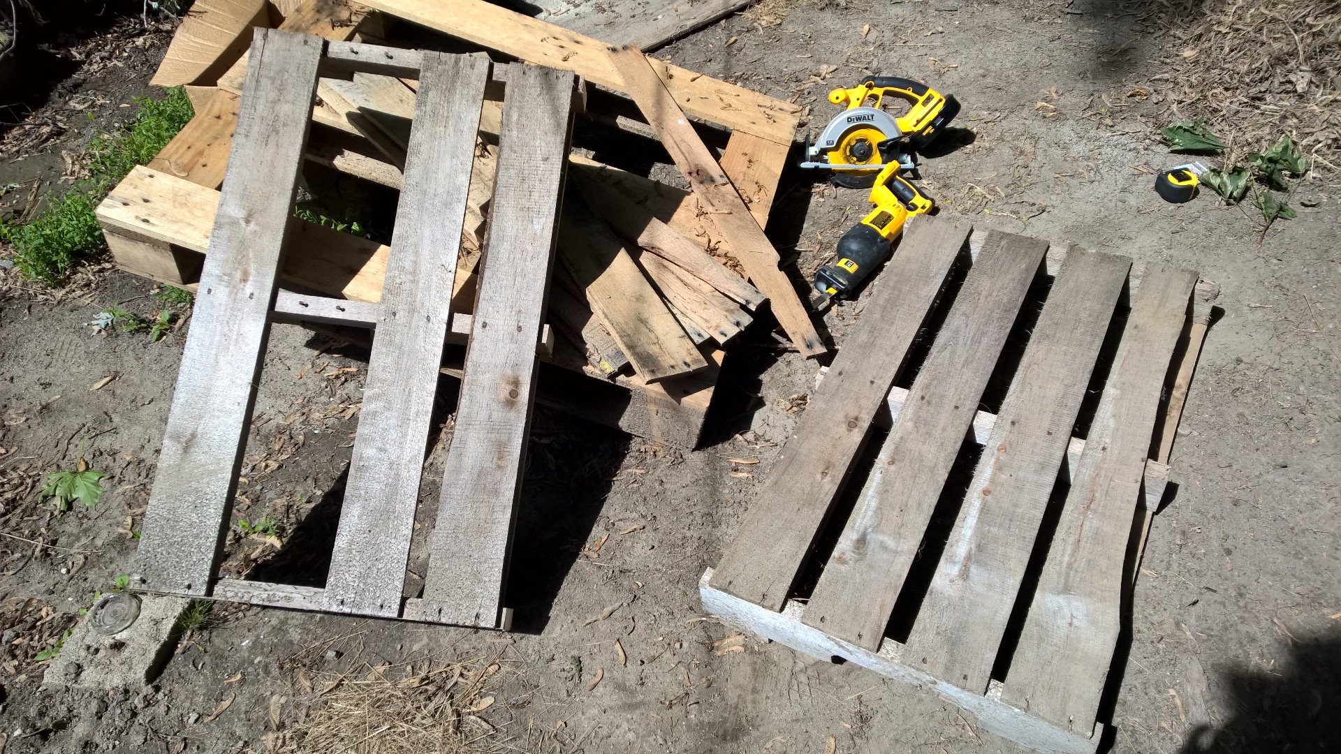 Recycled Pallets and Wood Two Bale Hay Storage Rack 8 Steps