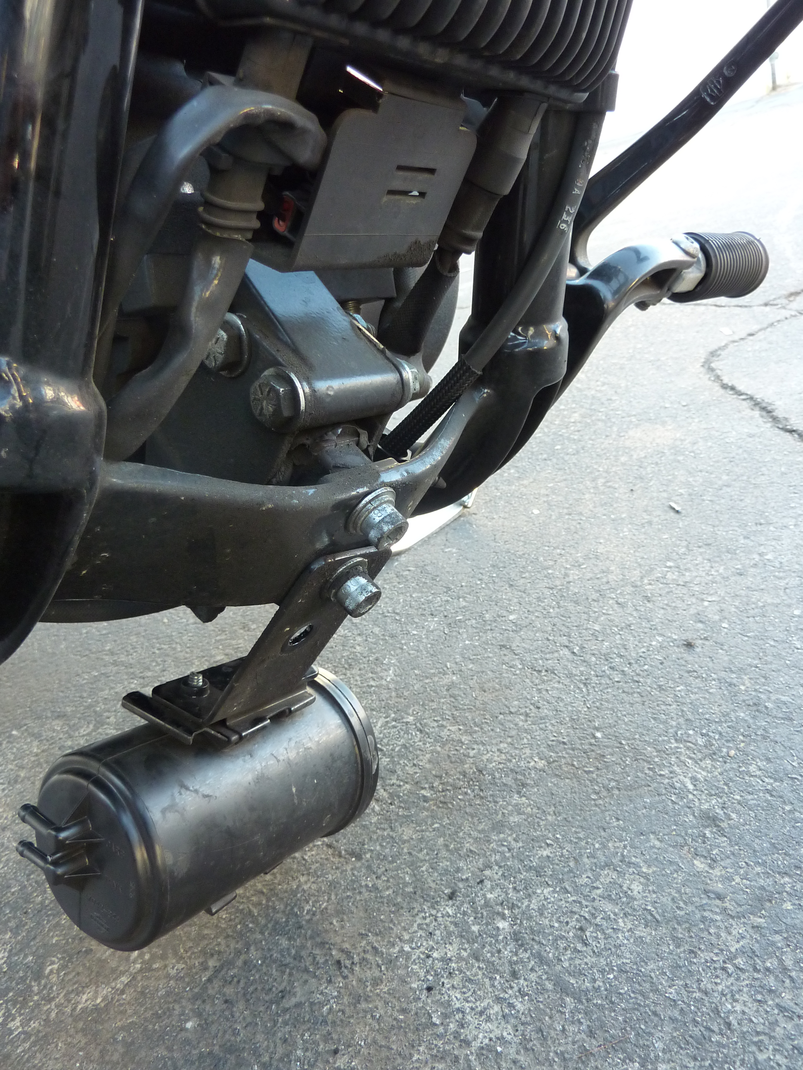 Removing the Fuel Vapor Canister From Your California Harley 5 Steps