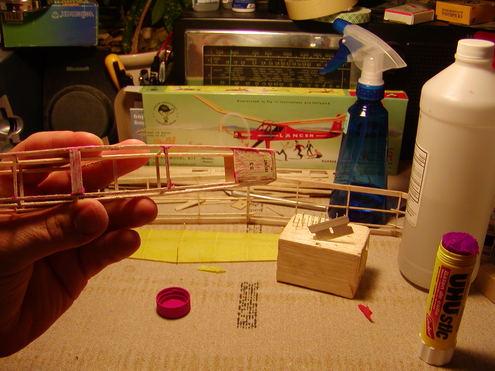 Covering a Model Airplane in Tissue 6 Steps (with Pictures