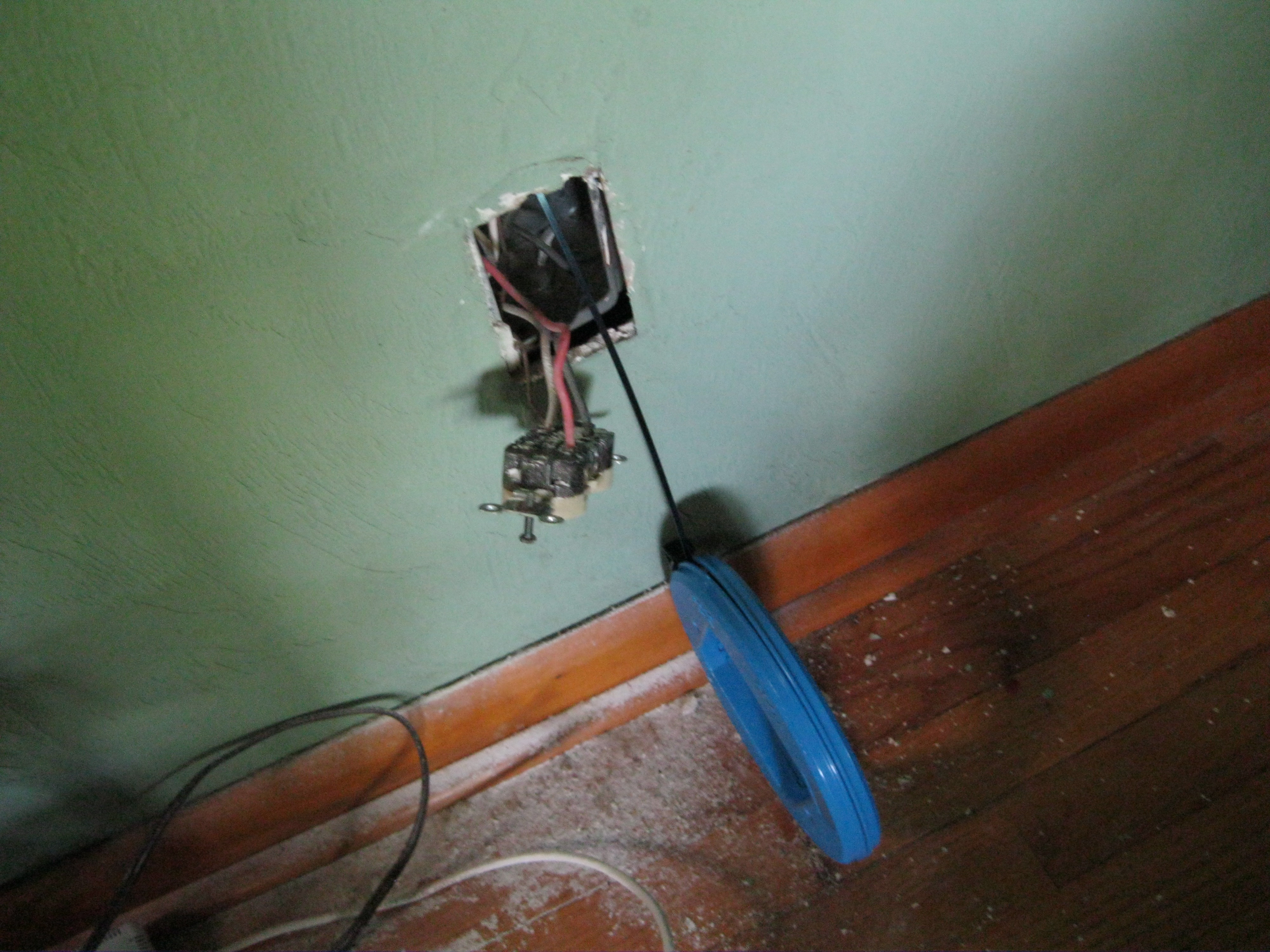 Hiding Power Cable and HDMI Cable for Wallmounted TV 6 Steps (with