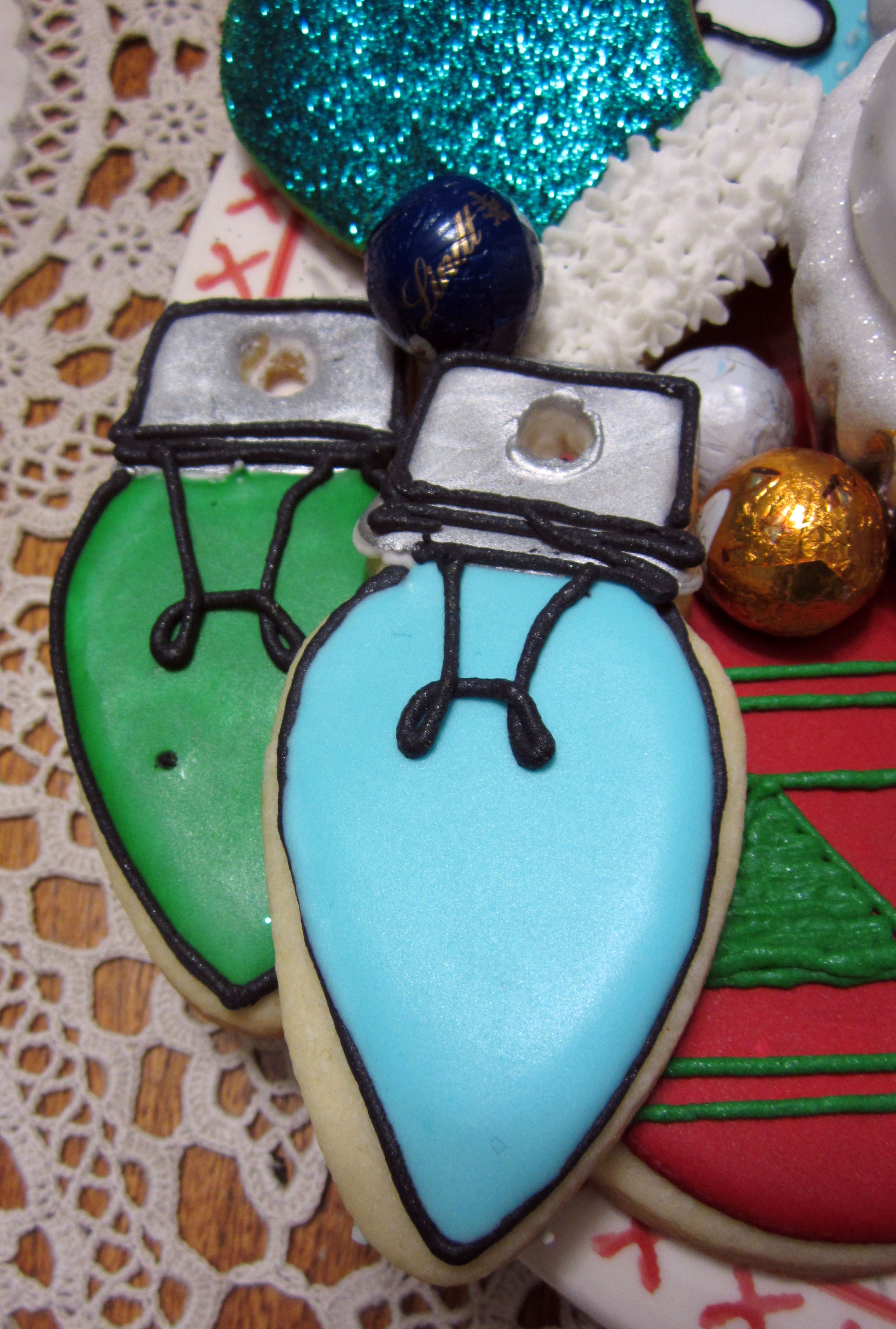 Adorable Edible Mini Christmas Tree With Cookie Ornaments! 6 Steps