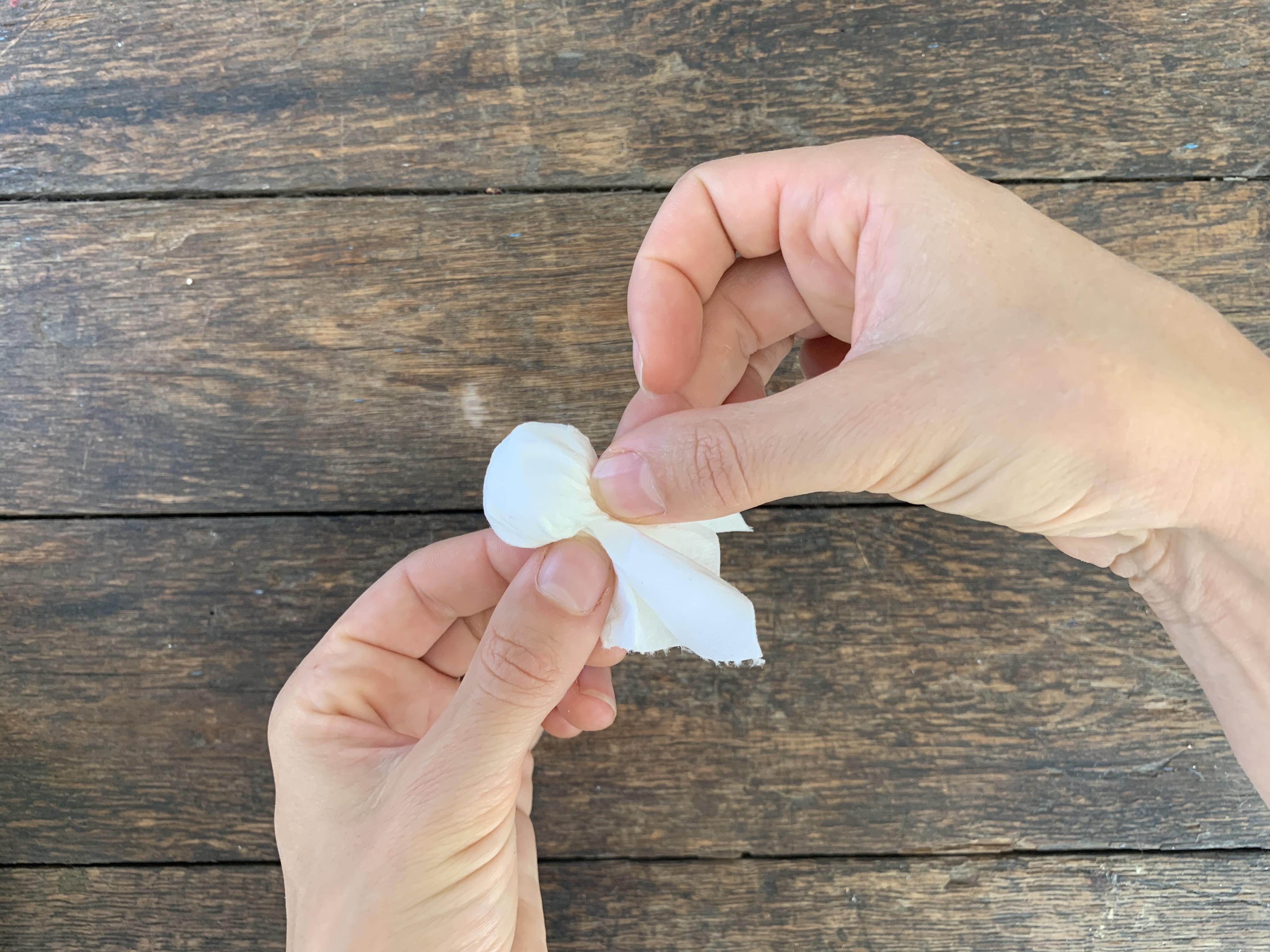 Simple Flying Toilet Paper Ghost Decoration 5 Steps (with Pictures