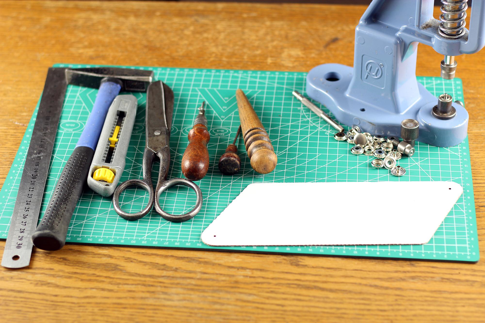 Crafting Leather Coin Wallet DIY Leatherworking Tutorial 8 Steps