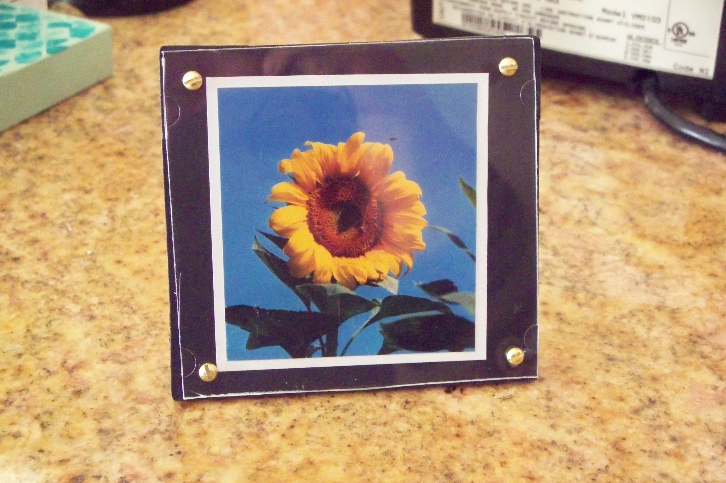 How to Recycle Jewel or CD Cases Into Picture Mounts 7 Steps