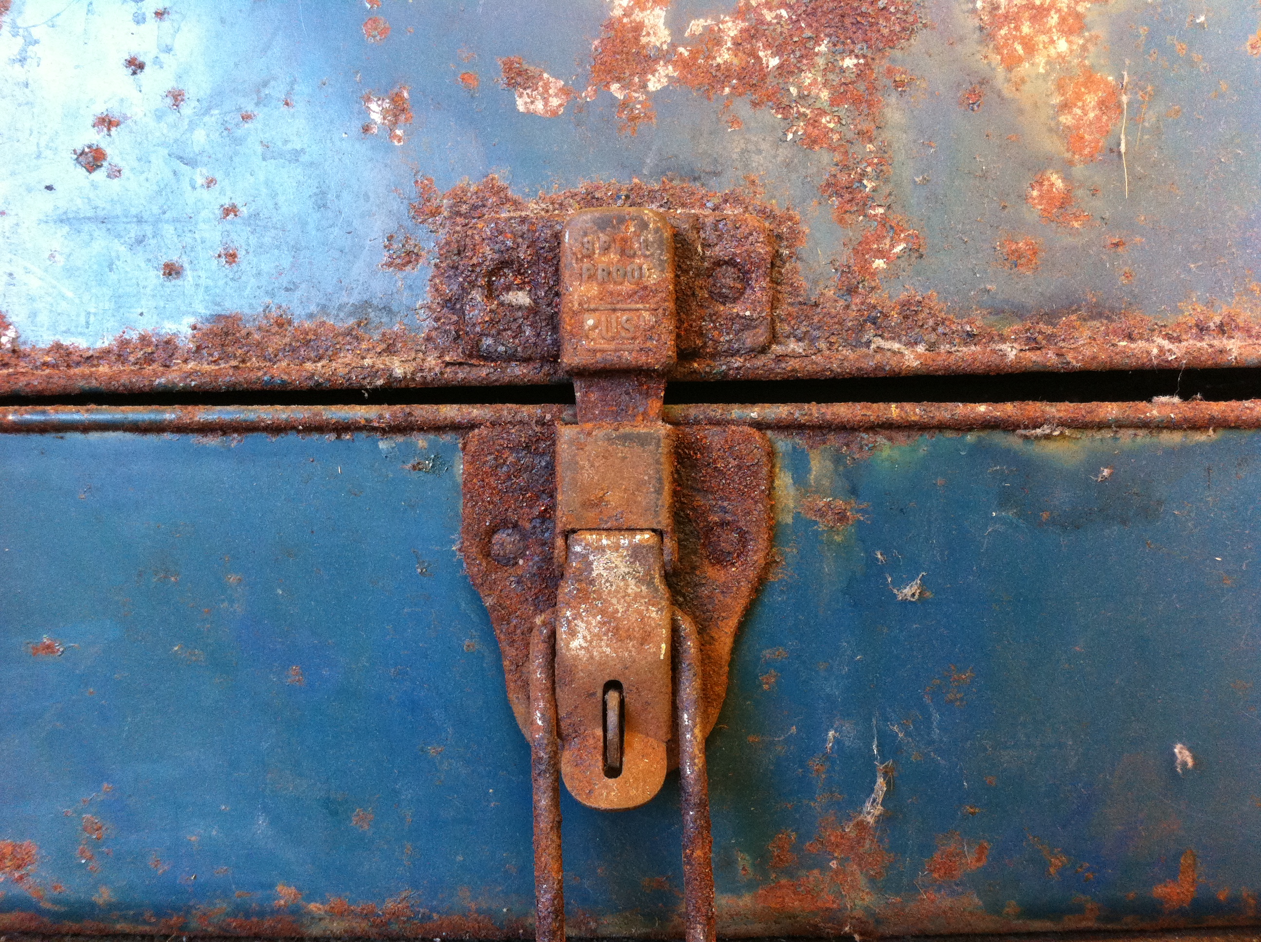 Restore a Rusty Old Tackle Box With Sand Blasting & Powder Coating 7
