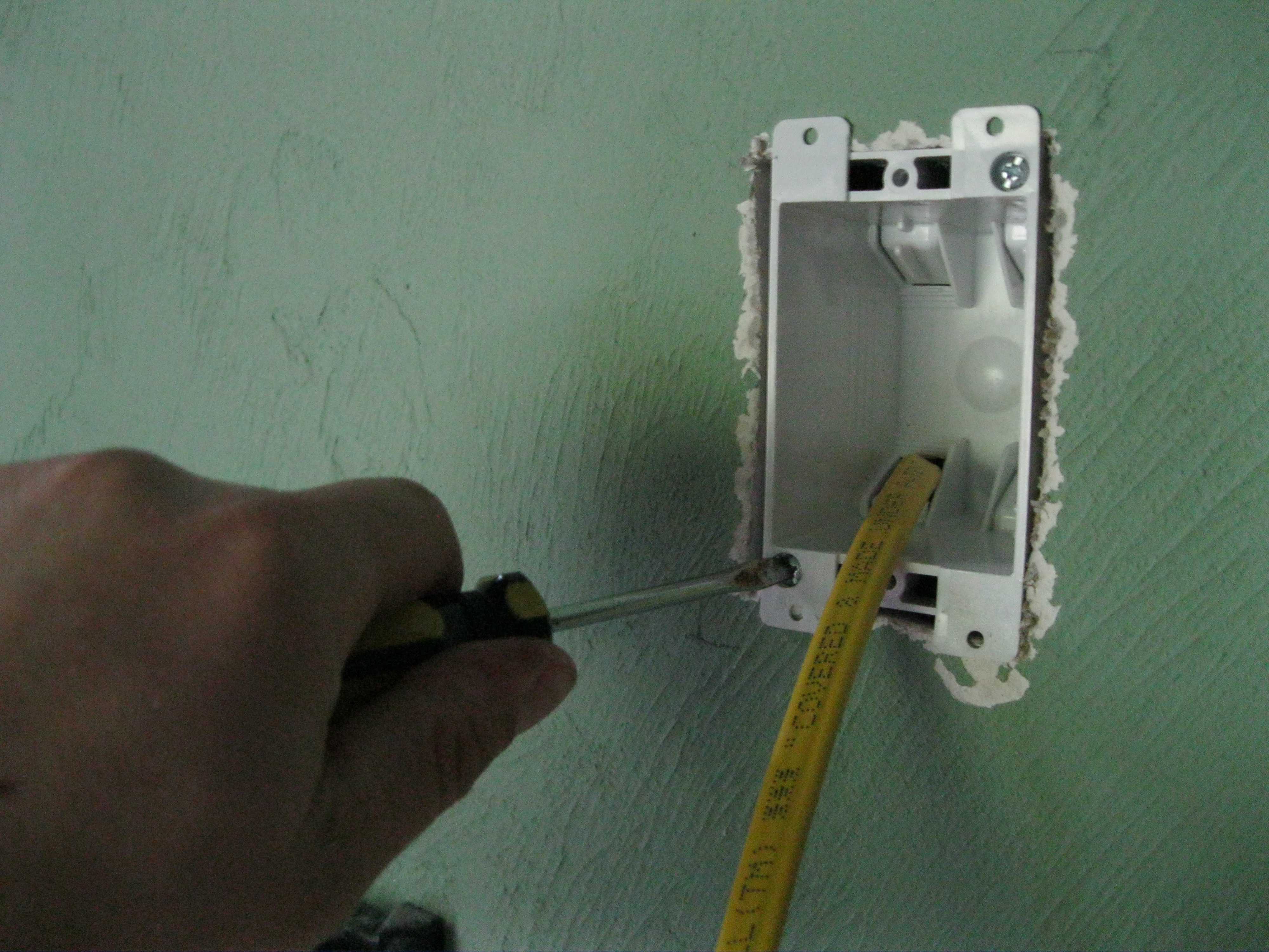 Hiding Power Cable and HDMI Cable for Wallmounted TV 6 Steps (with