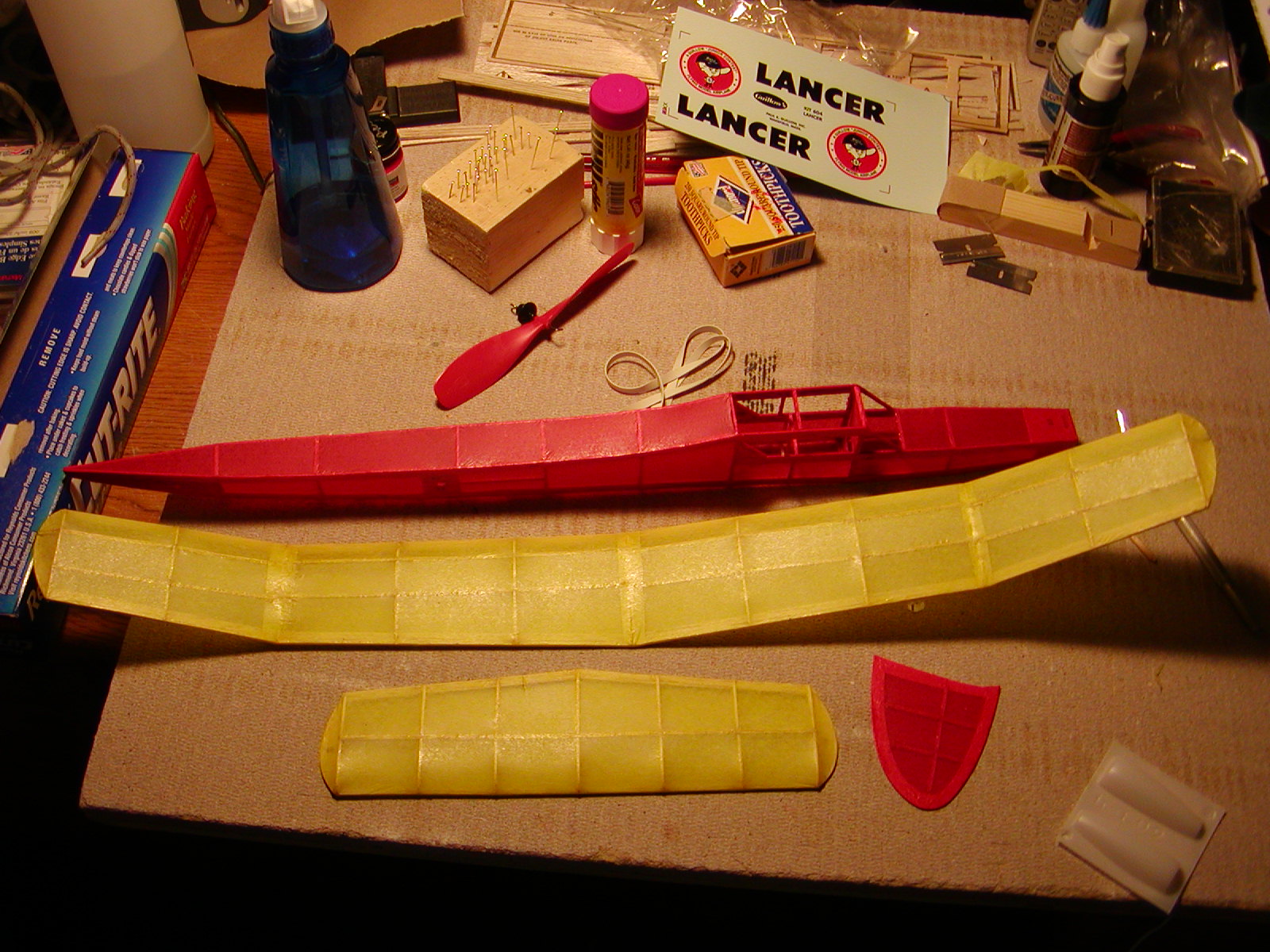 Covering a Model Airplane in Tissue 6 Steps (with Pictures