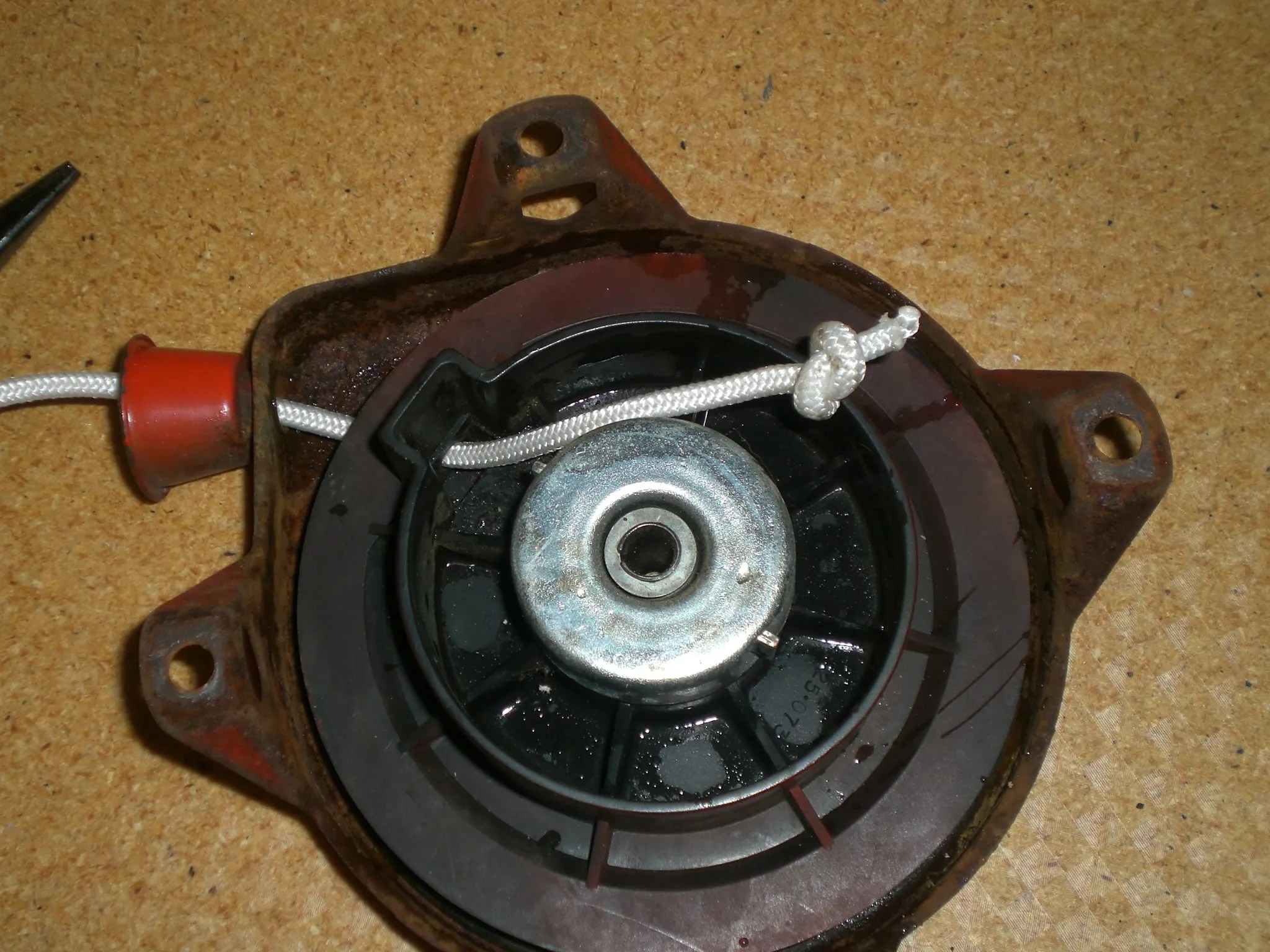 Small Engine Rewind Starter Pull Cord and Handle Replacement : 8 Steps