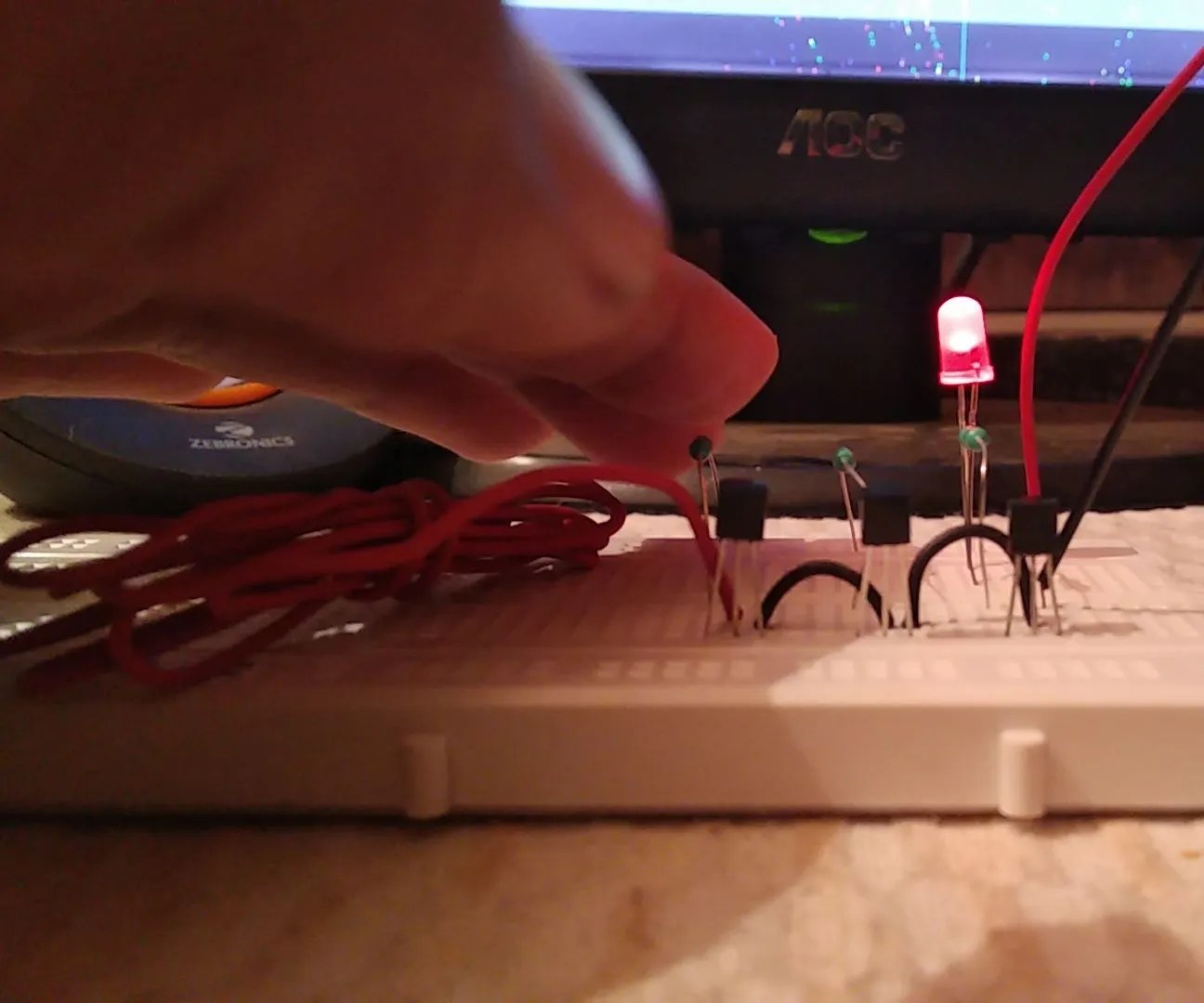 Simple Yet Powerful Static Electricity Detector Which Can Also Detect
