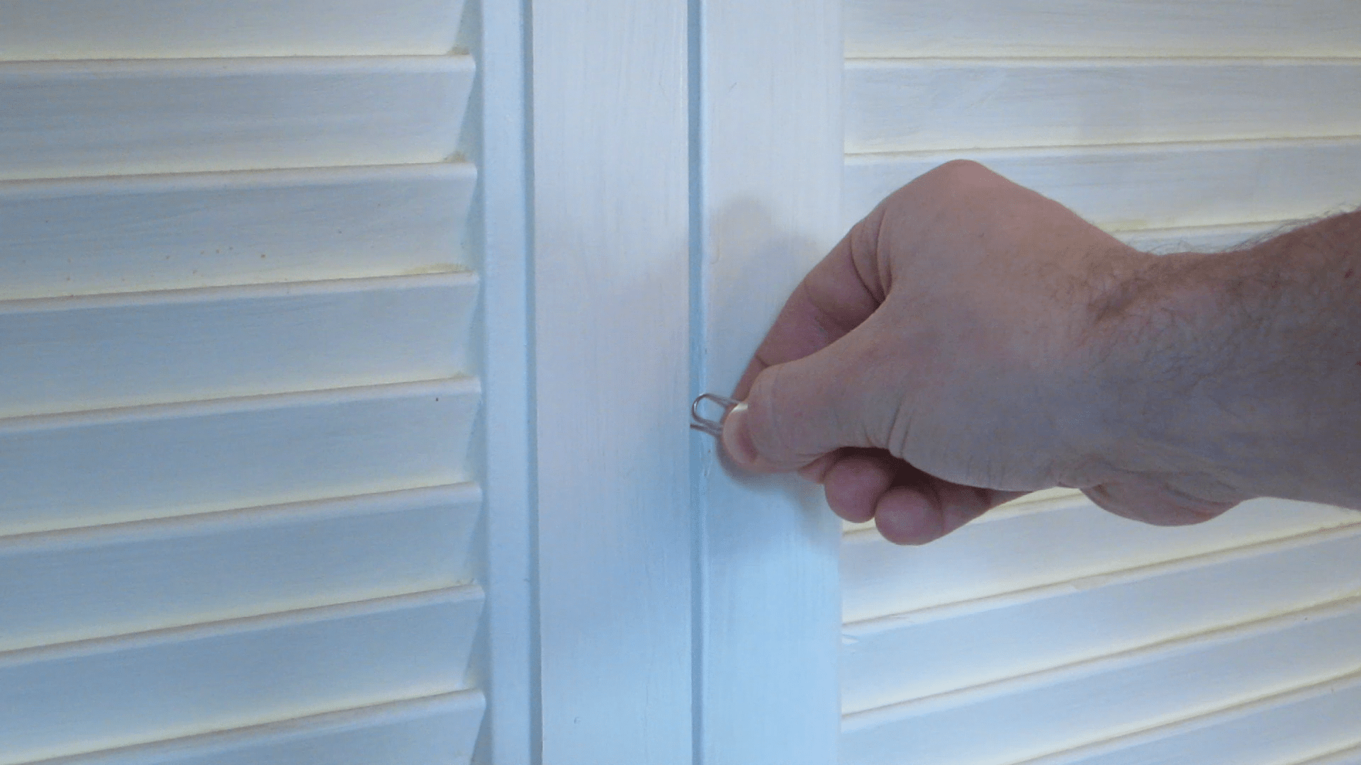 How to Pick Simple Locks/Latches With a Paper Clip 6 Steps (with