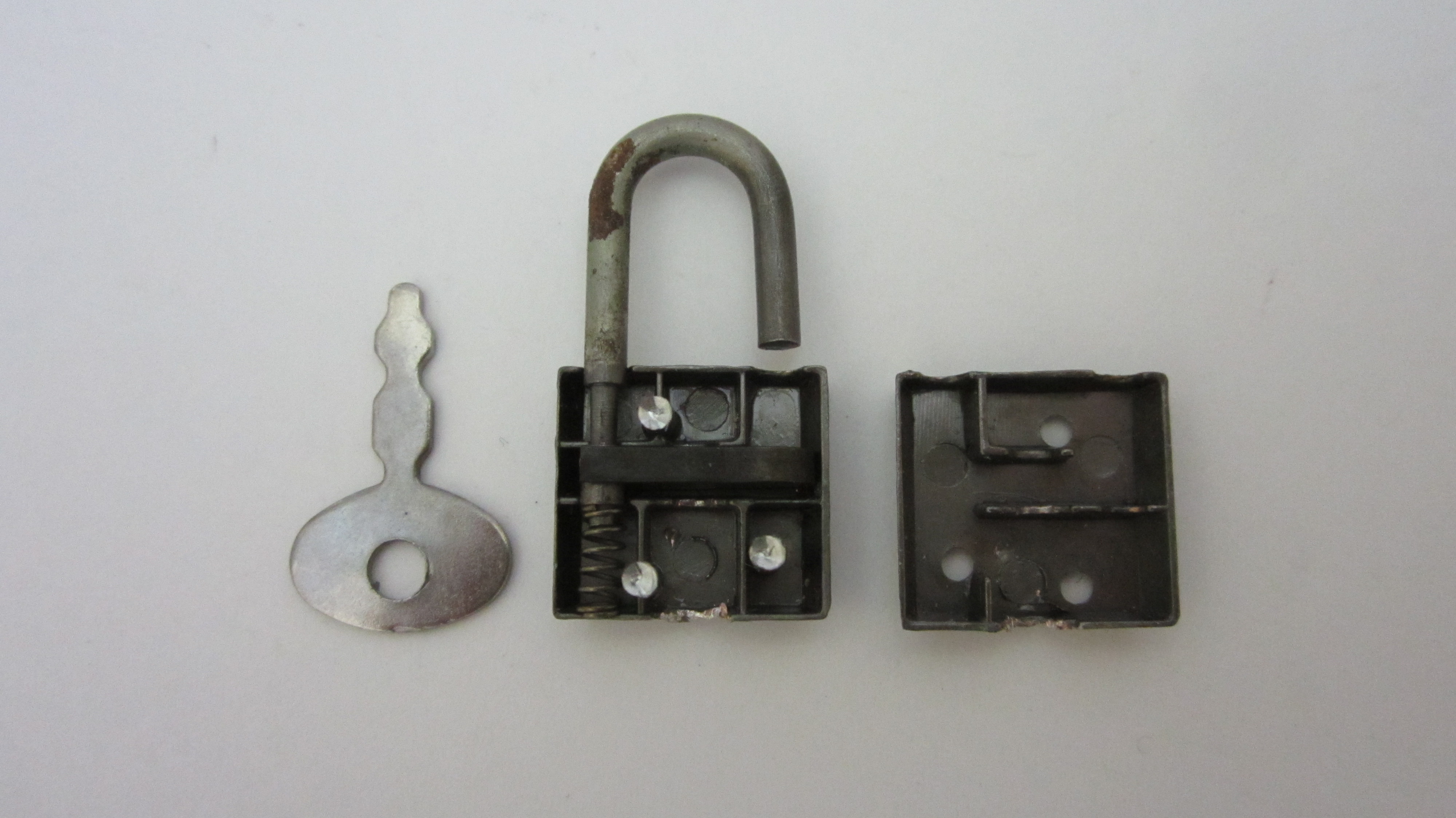 How to Pick Simple Locks/Latches With a Paper Clip 6 Steps (with