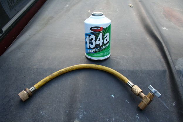 Adding Freon to Your Automobile's Air Condtioning System 5 Steps