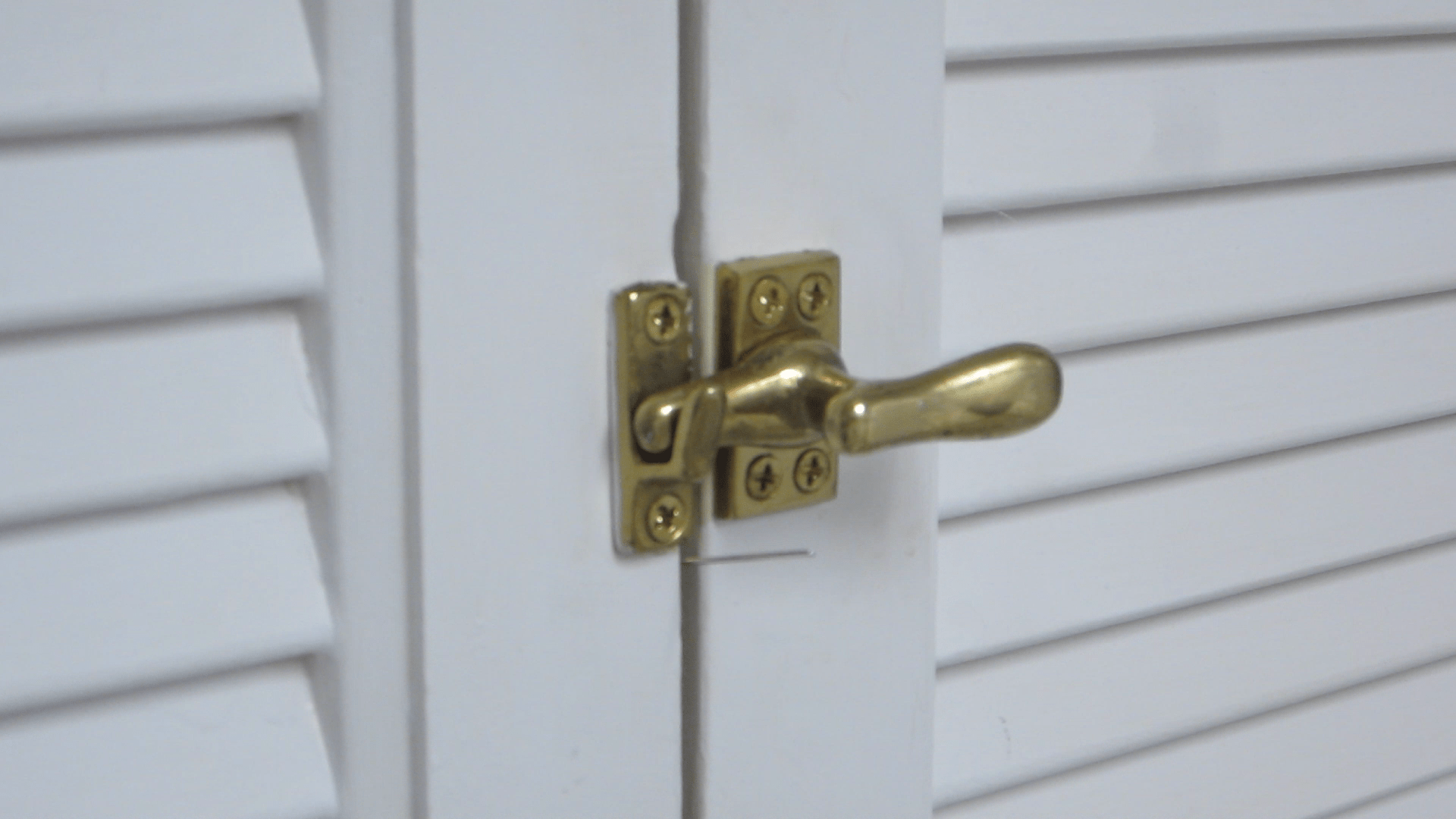 How to Pick Simple Locks/Latches With a Paper Clip 6 Steps (with