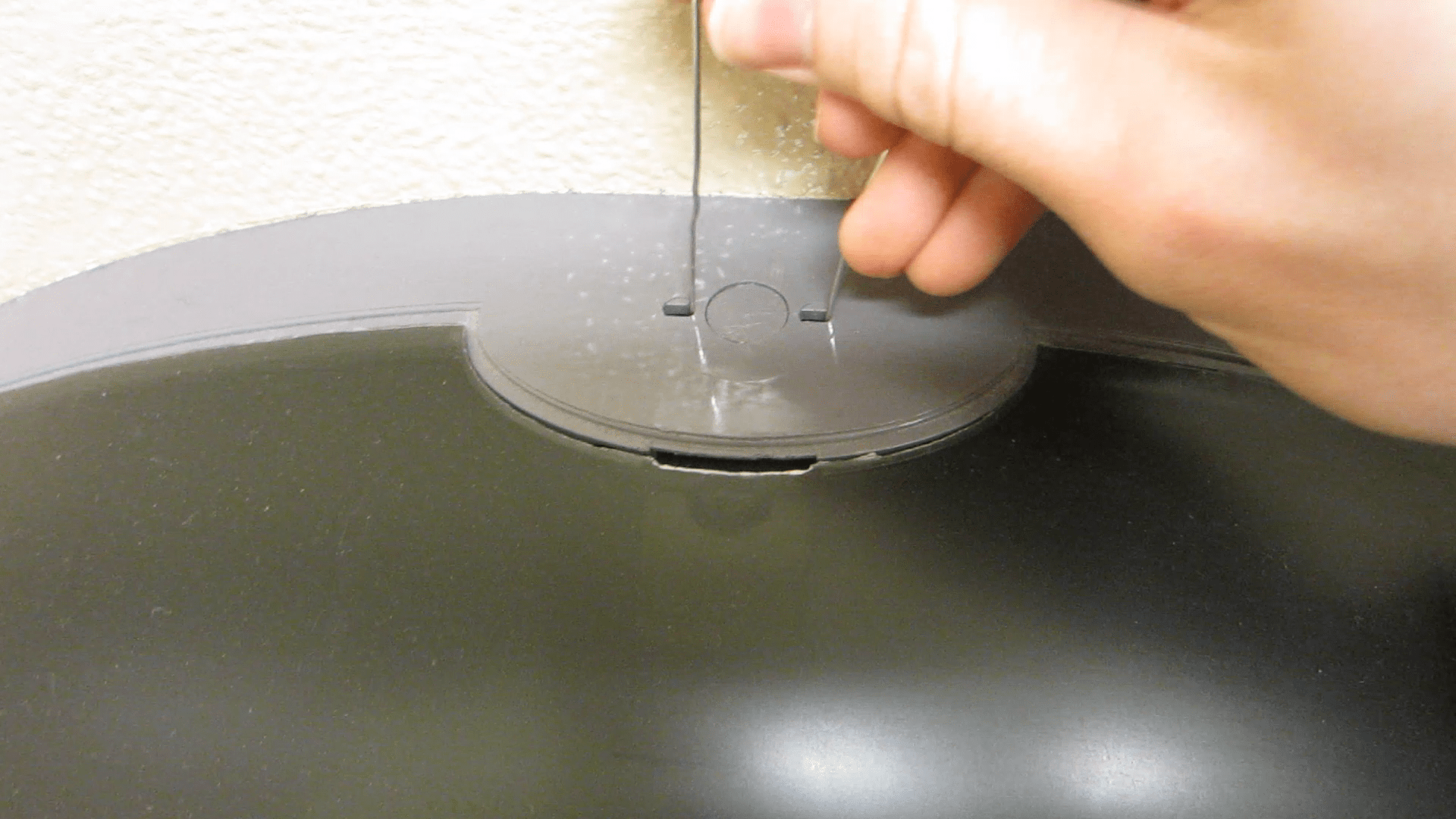 How to Pick Simple Locks/Latches With a Paper Clip 6 Steps (with