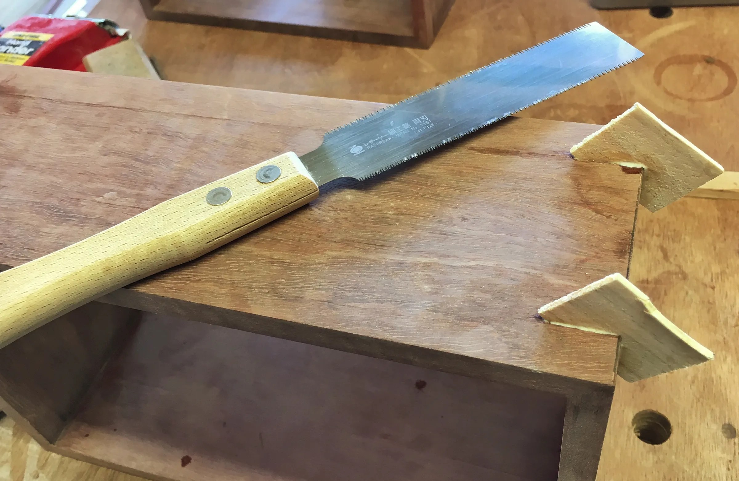 Adding Wooden Splines and Some Nice Feet to Your Wooden Boxes 8 Steps