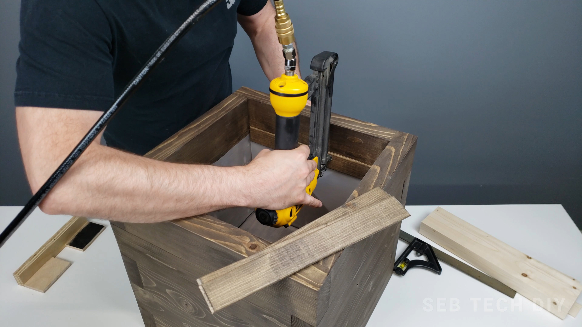 DIY Modern Planter Box / Made With 2x4's 16 Steps (with Pictures