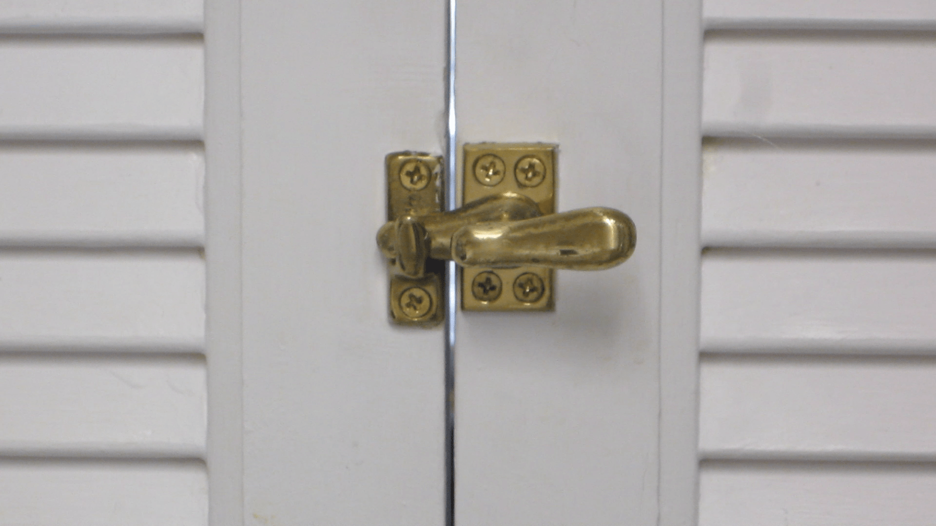 How to Pick Simple Locks/Latches With a Paper Clip 6 Steps (with