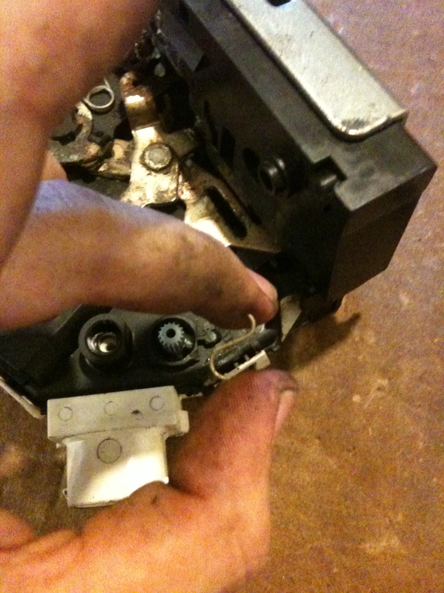 Repair Mini Cooper Electric Door Lock Actuator / Locking Mechanism 18