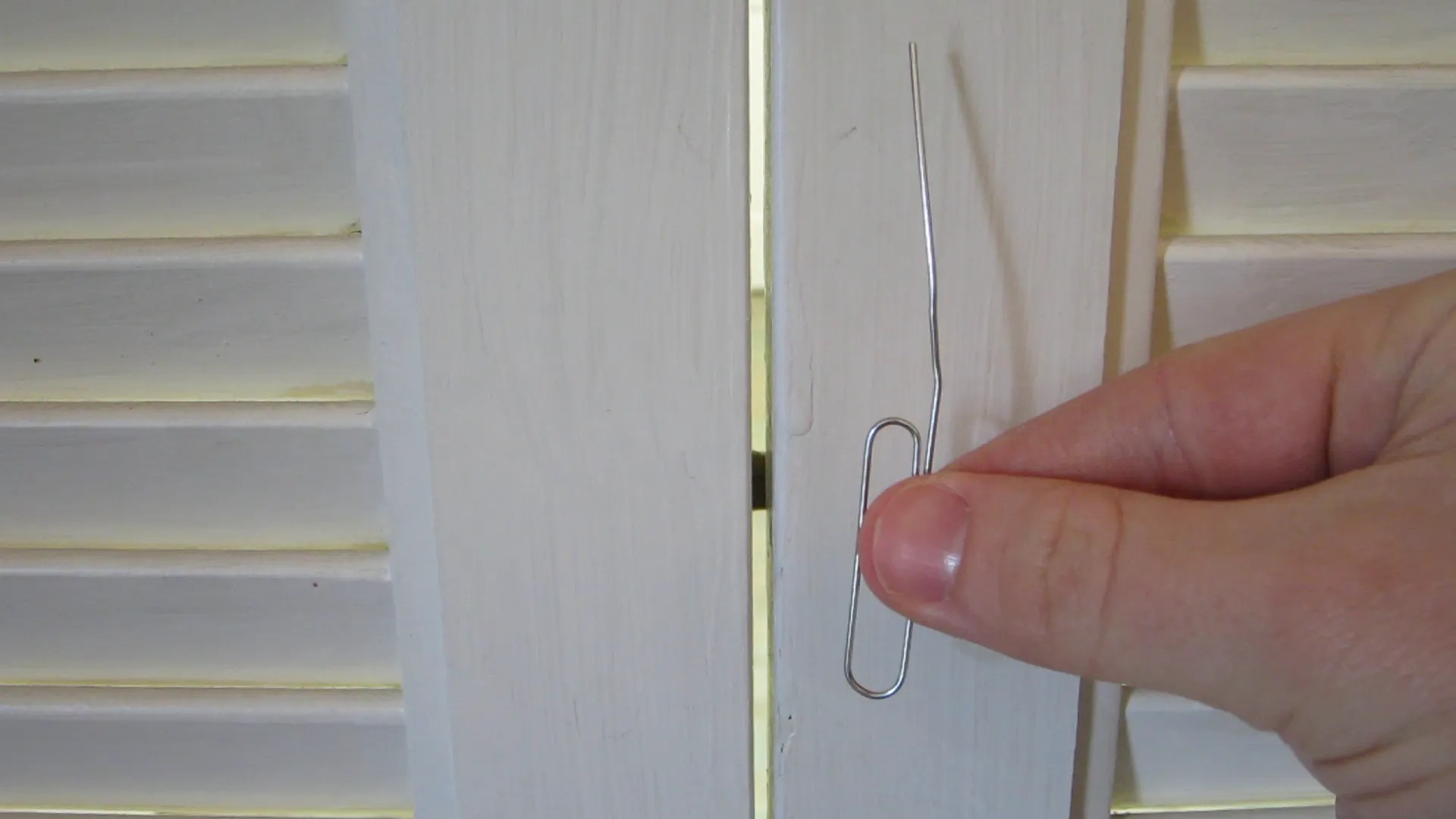 How to Pick Simple Locks/Latches With a Paper Clip 6 Steps (with