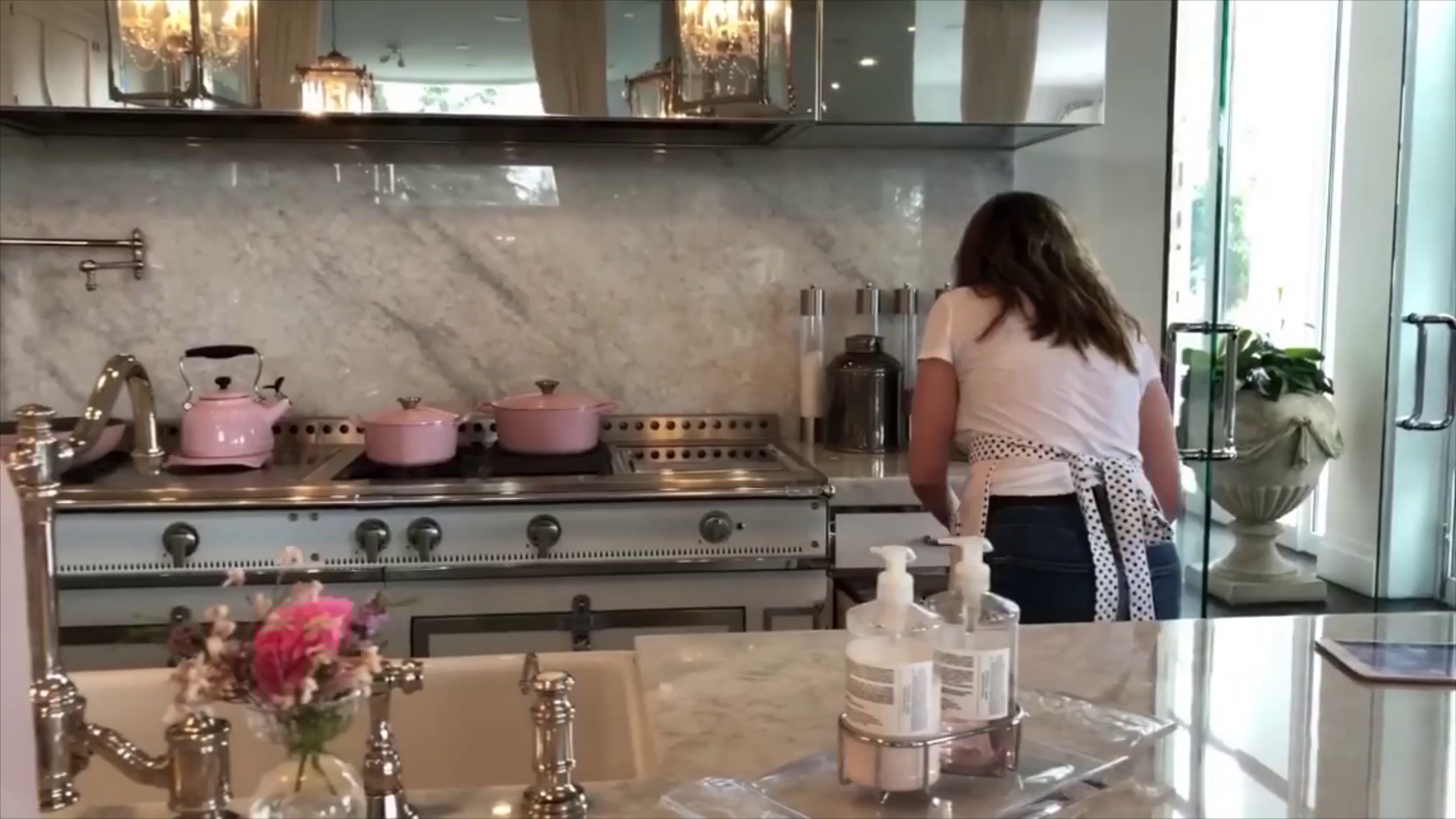 Lisa Vanderpump House Kitchen(07)