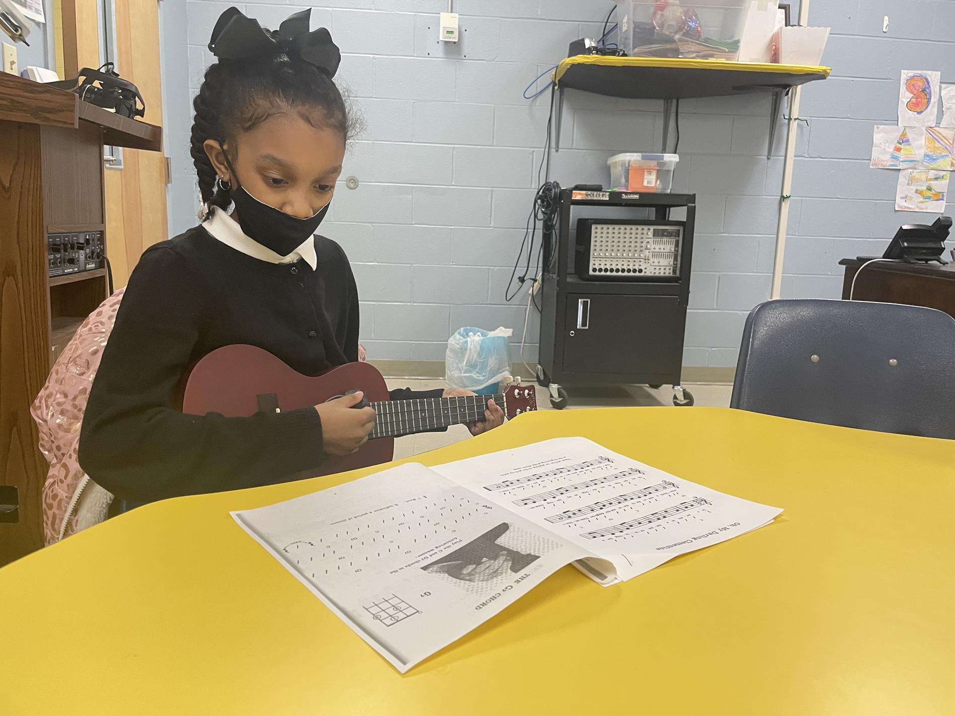 HSPS Ukulele Class Primary Students Learn New Instrument