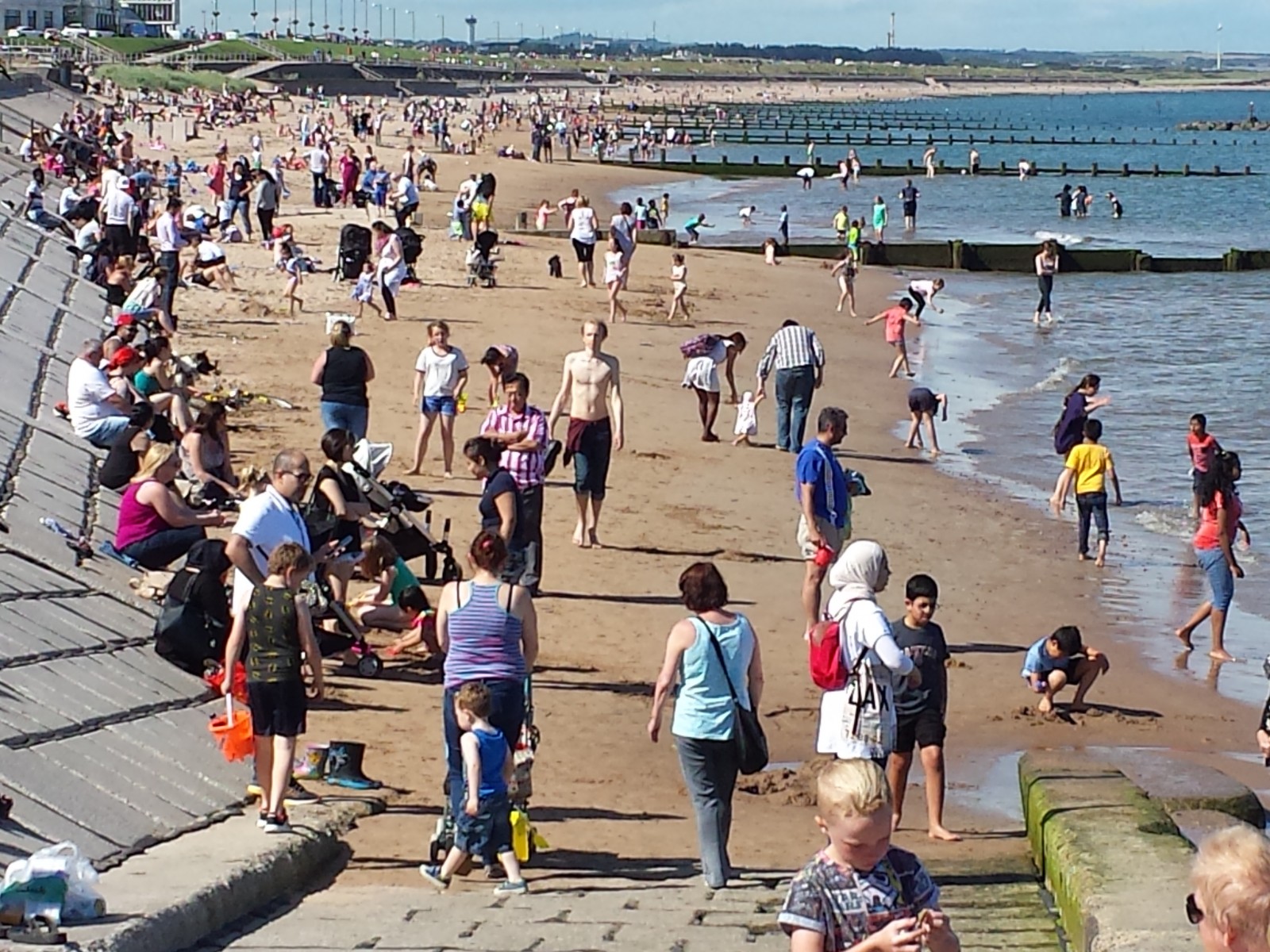 Thousands visit Aberdeen’s parks and beaches on hottest day of the year