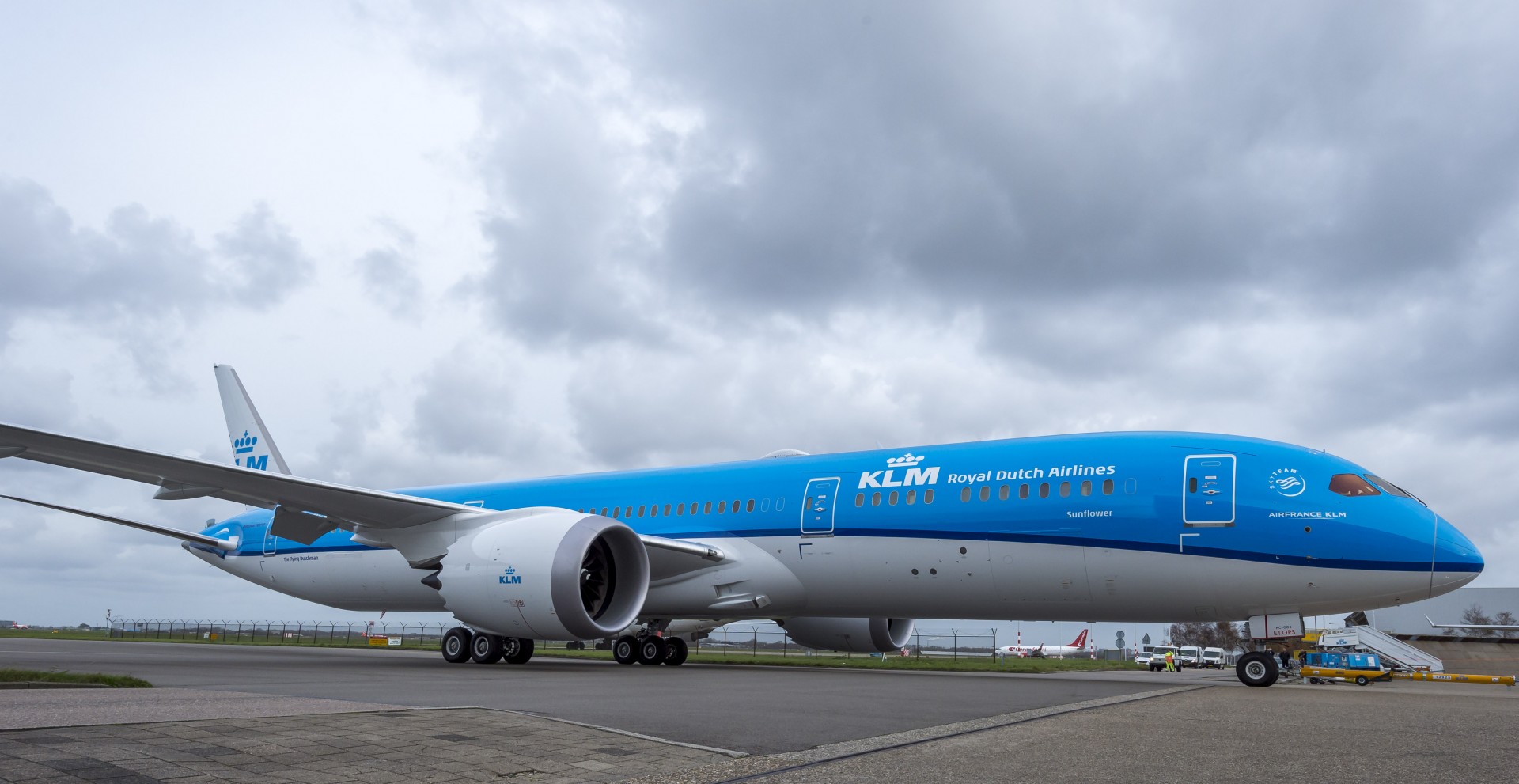 KLM's first Boeing 787 Dreamliner at Schiphol is named 'Sunflower'