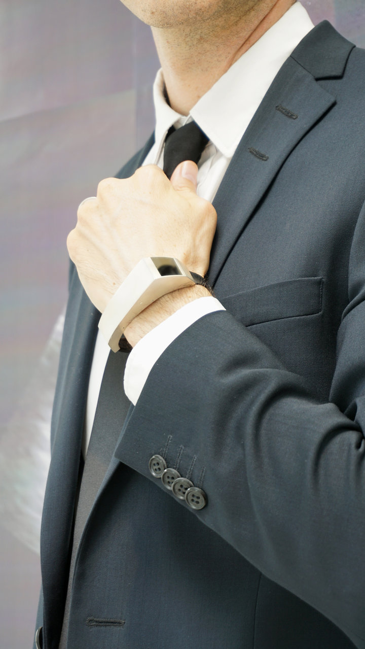 This Bracelet In His Wrist Lets Α Dads Experience What It Feels Like To