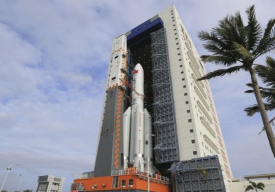 China enviará el martes a un civil al espacio por primera vez