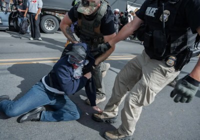 Guantes eléctricos: la propuesta de ICE para control en detenciones migratorias