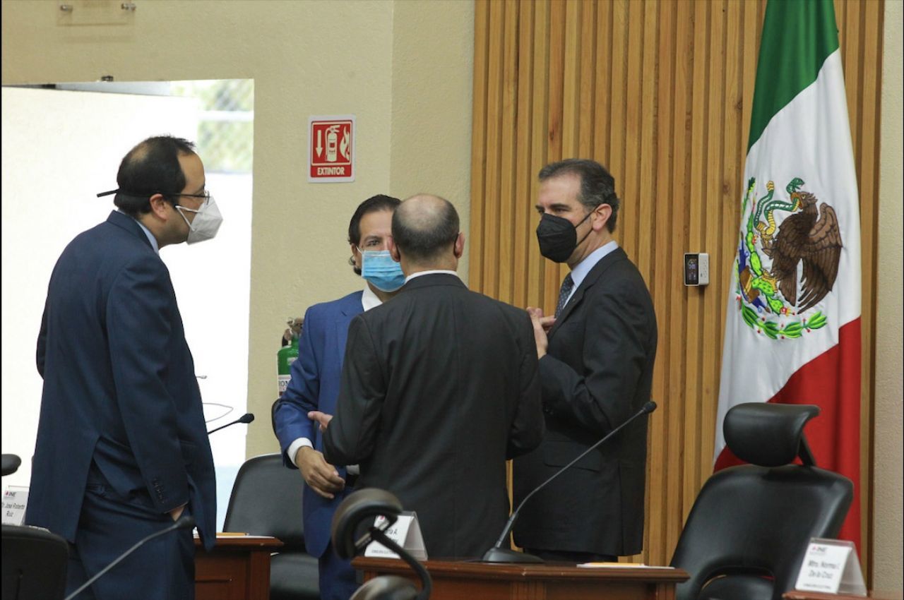 A consejeros, INE les paga desde seguros hasta su comida y coche con chofer