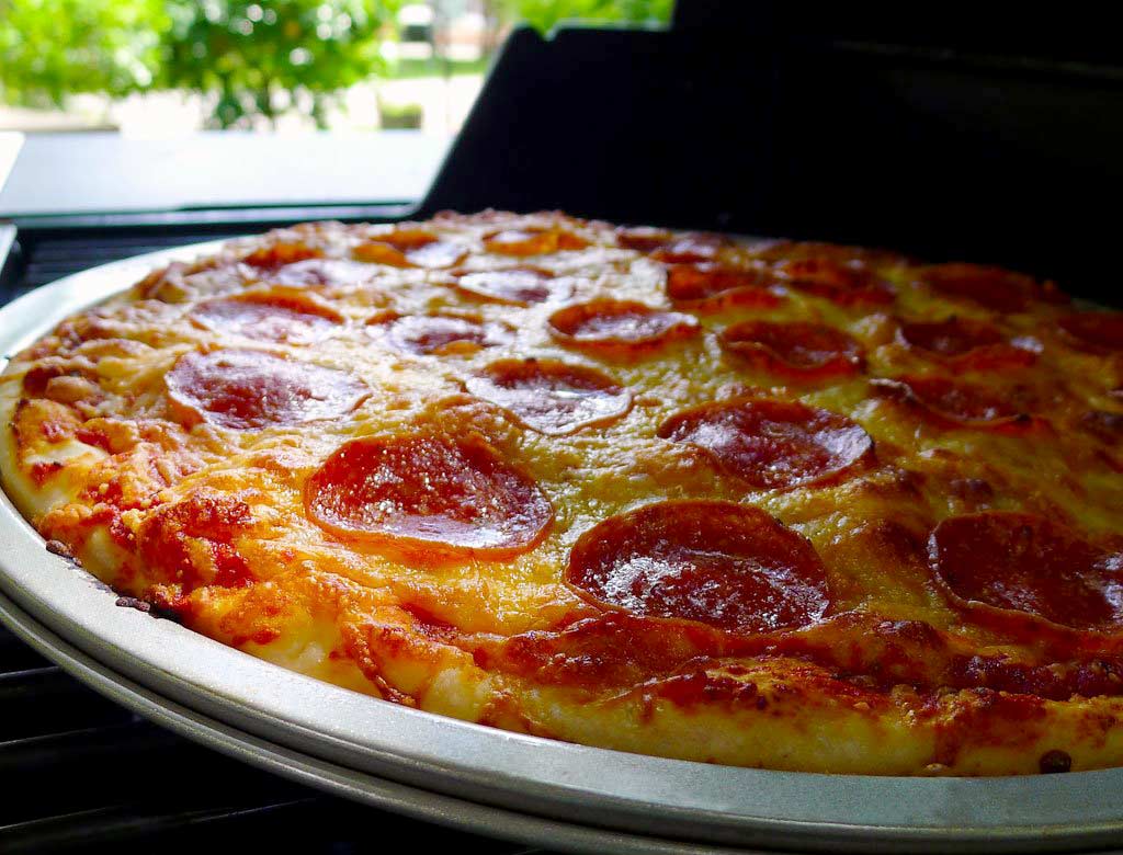 Homemade "Hurricane" Gas Grilled Pizza Contrary Cook