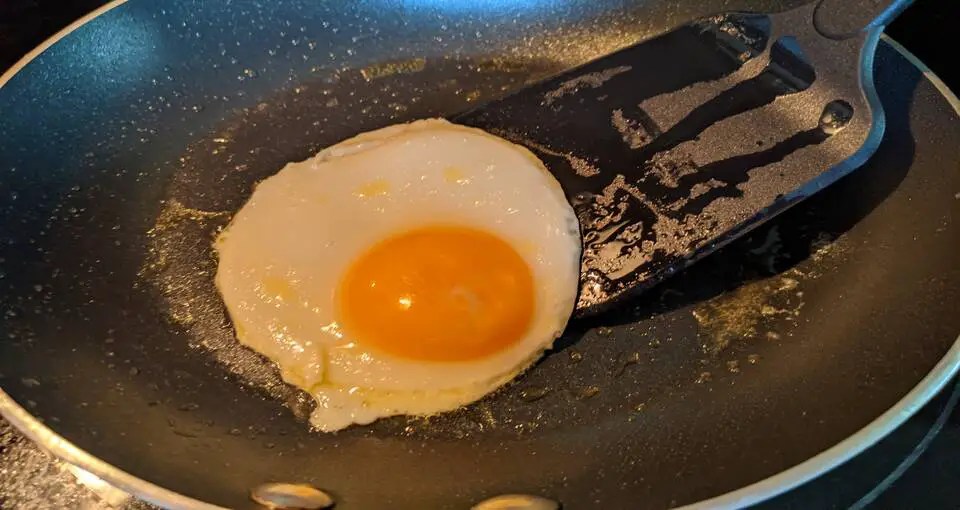 Easy Hack For Flipping Eggs Without Breaking The Yolk Cooking Chops