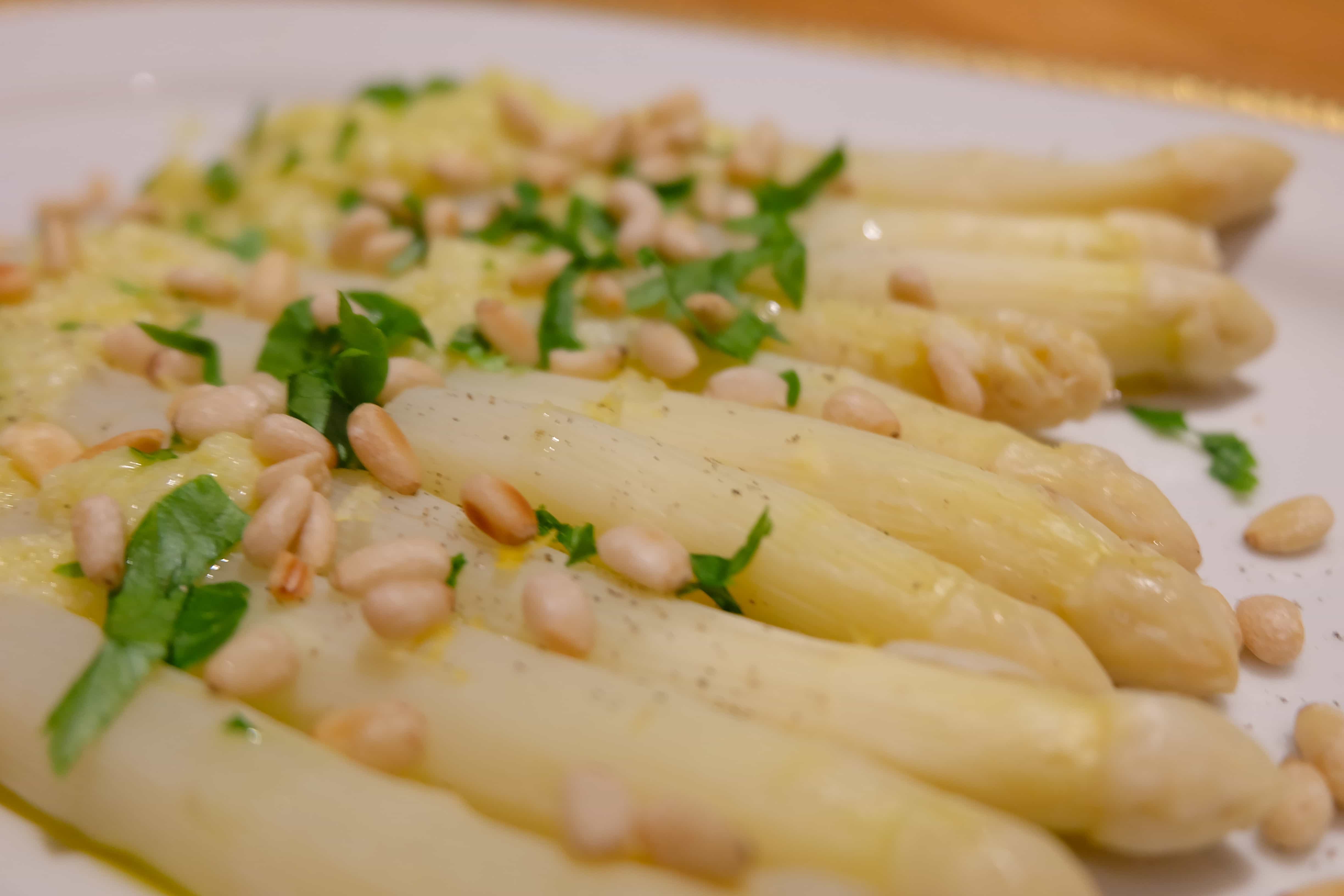 Weißer Spargel mit ParmesanPiniendressing Cooking is love