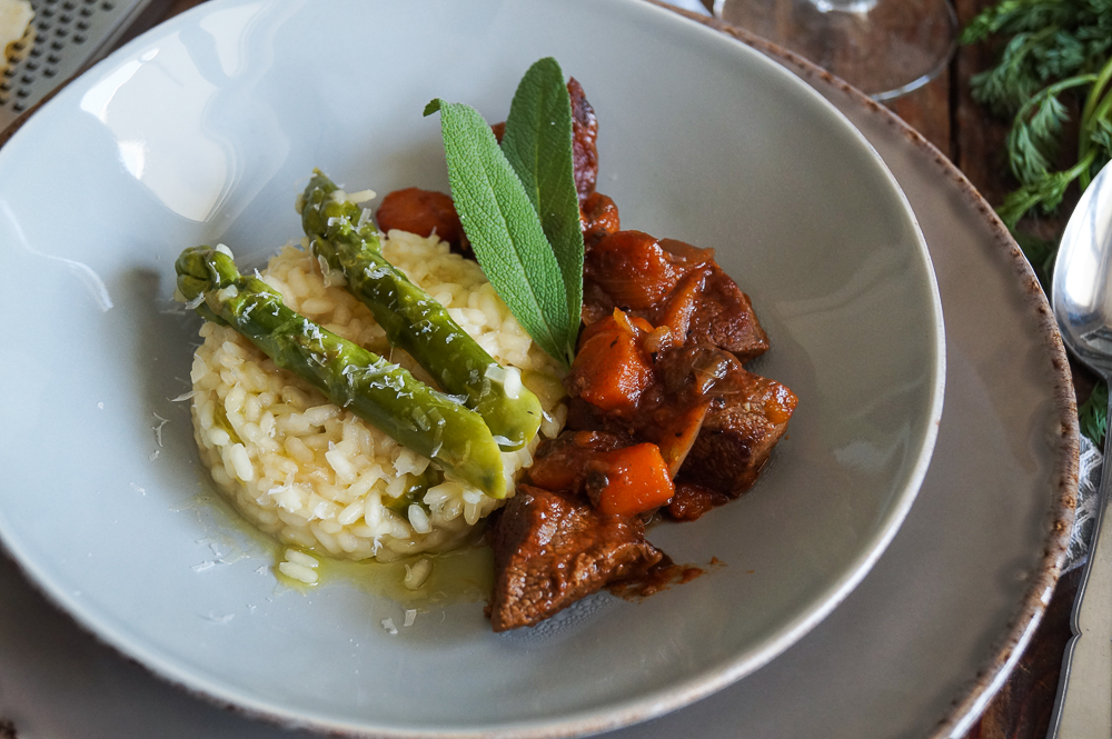 Gulasch nach Art an Spargel Risotto Cooking Italy