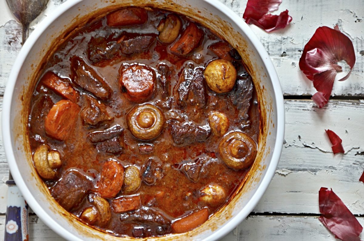 Kalbfleisch mit Gemüse Pilzen und Rotweinsauce