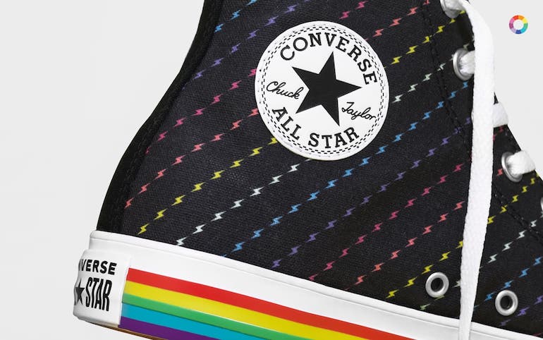 Converse Pride Kollektion TransFlagge zeigt Ja zur Liebe