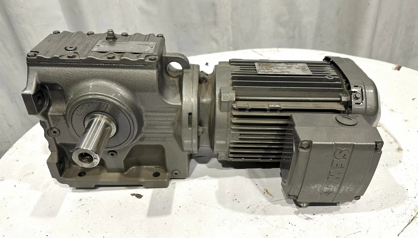 2 HP SEW EURODRIVE WITH GEAR REDUCER Cooper Industries LLC