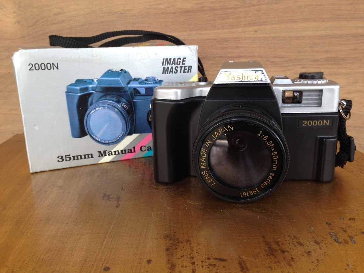 CÂMERA FOTOGRÁFICA YASHICA ZOOM LENS 2000n Coopermiti