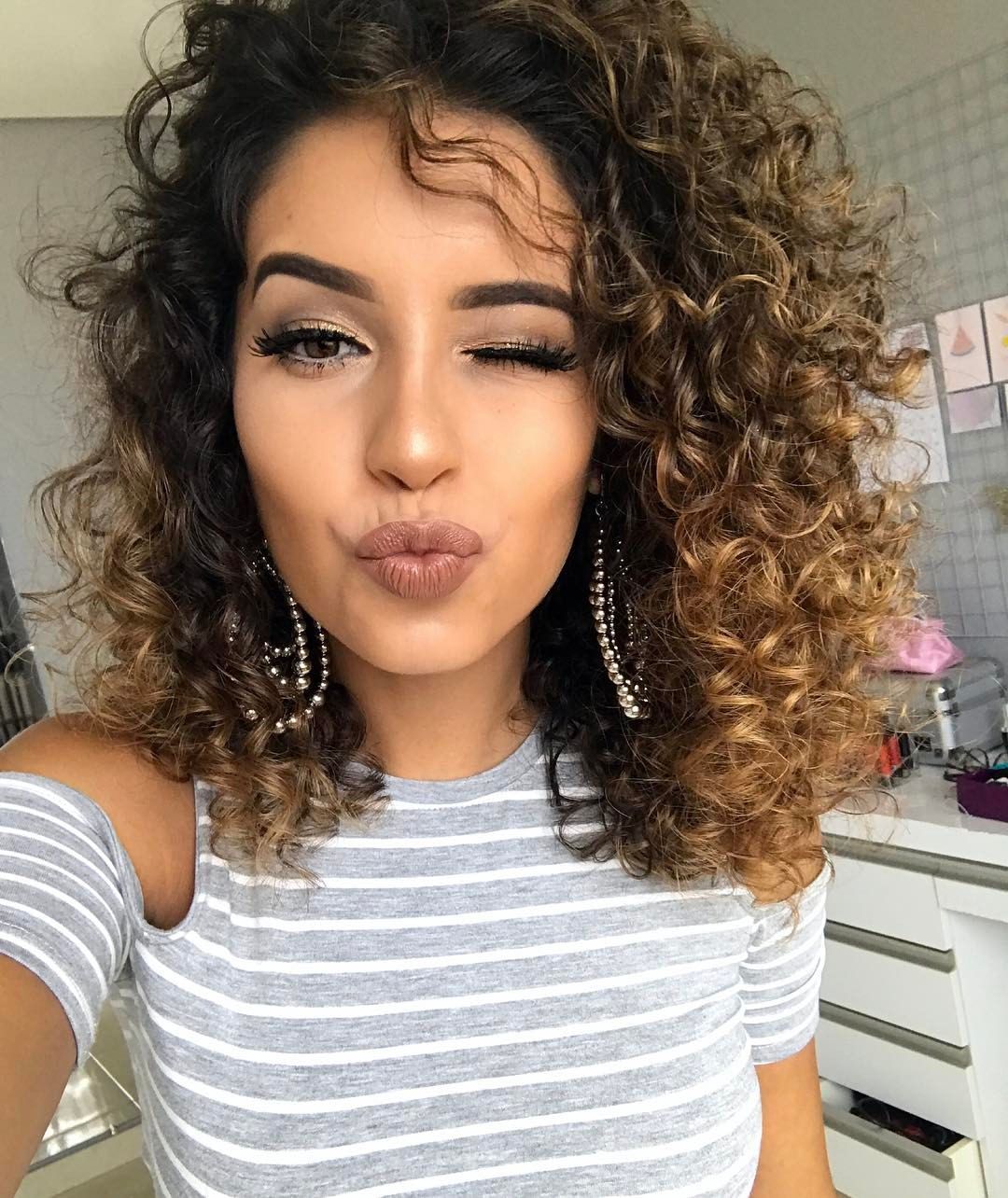CORTE DE CABELO CACHEADO EM CAMADAS 2019 → 19 FOTOS