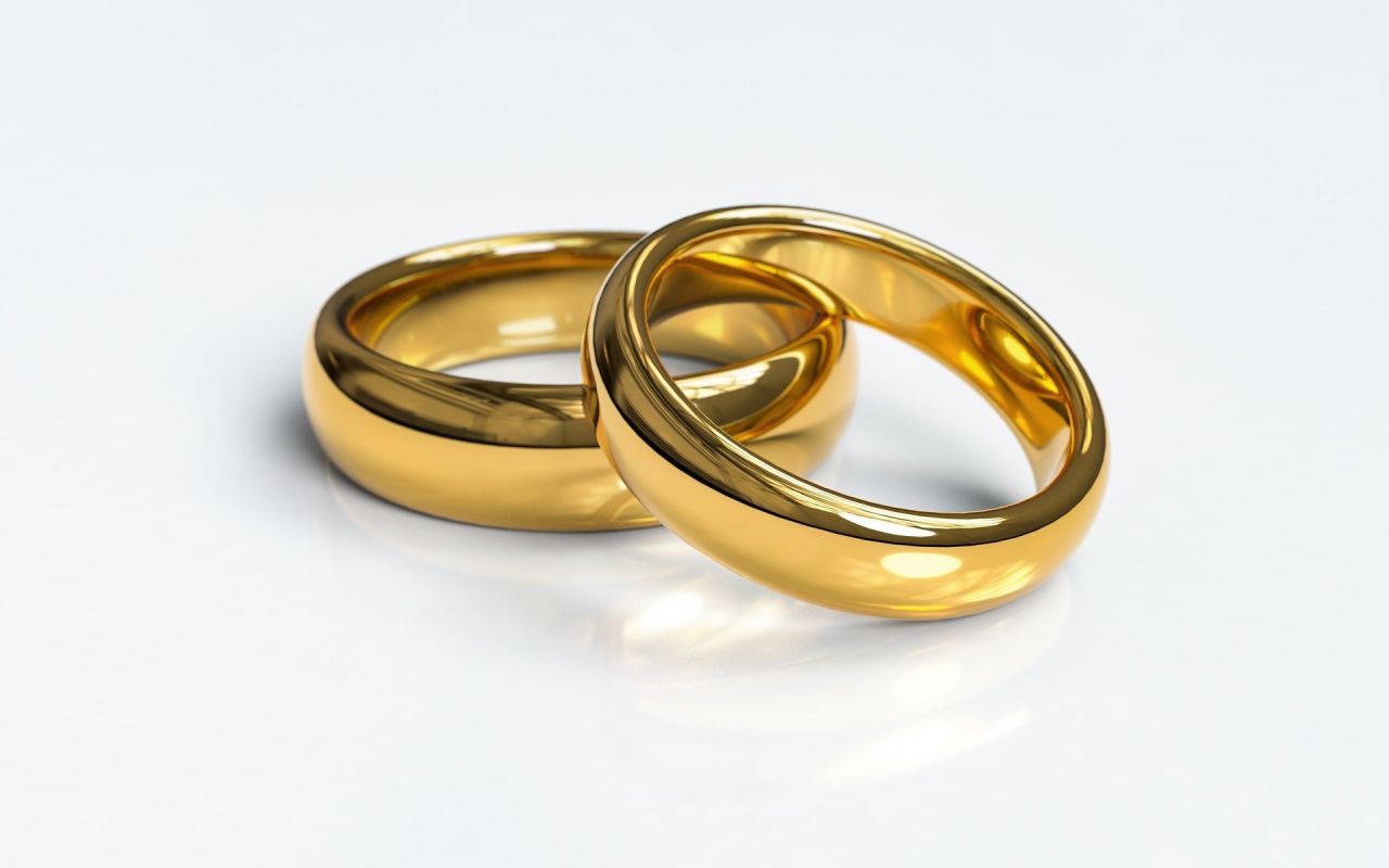 Should Wedding Rings Be Gold or Silver?