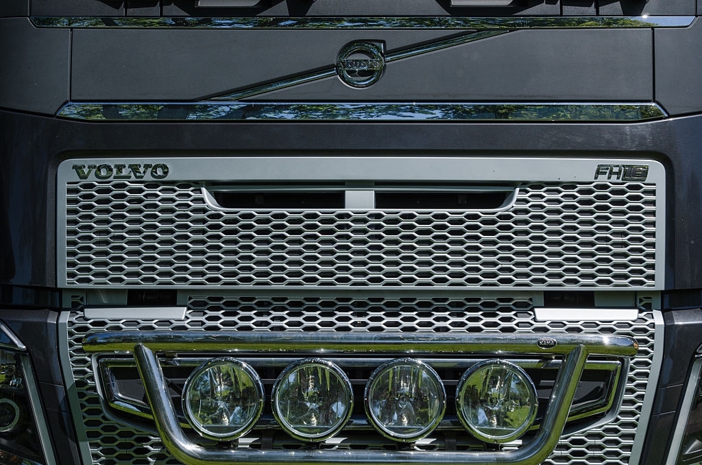 Volvo Truck Engine Rebuild Cost [Mechanic & DIY]