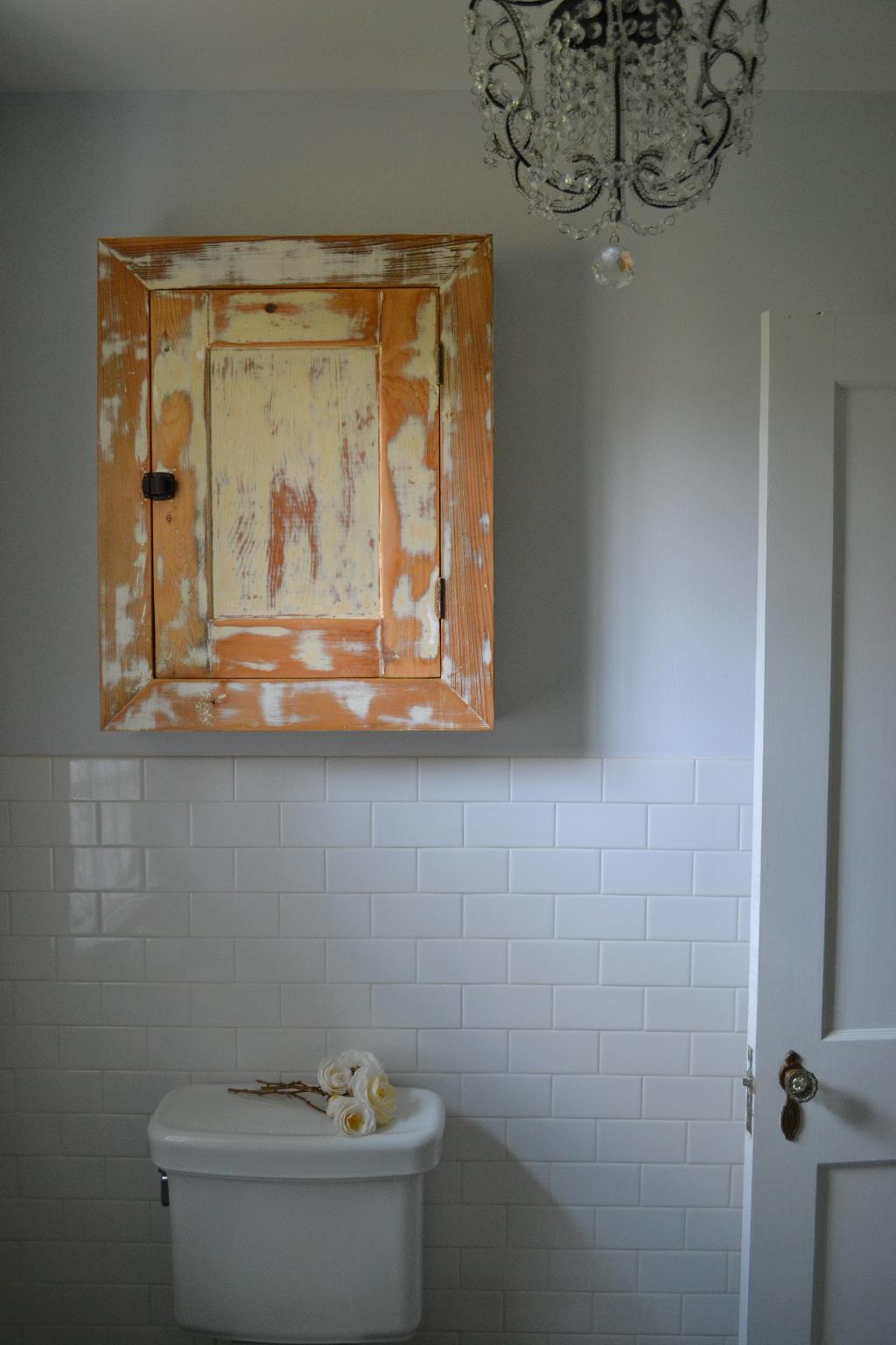 vintage bathroom that Honey redid love! cottage fix