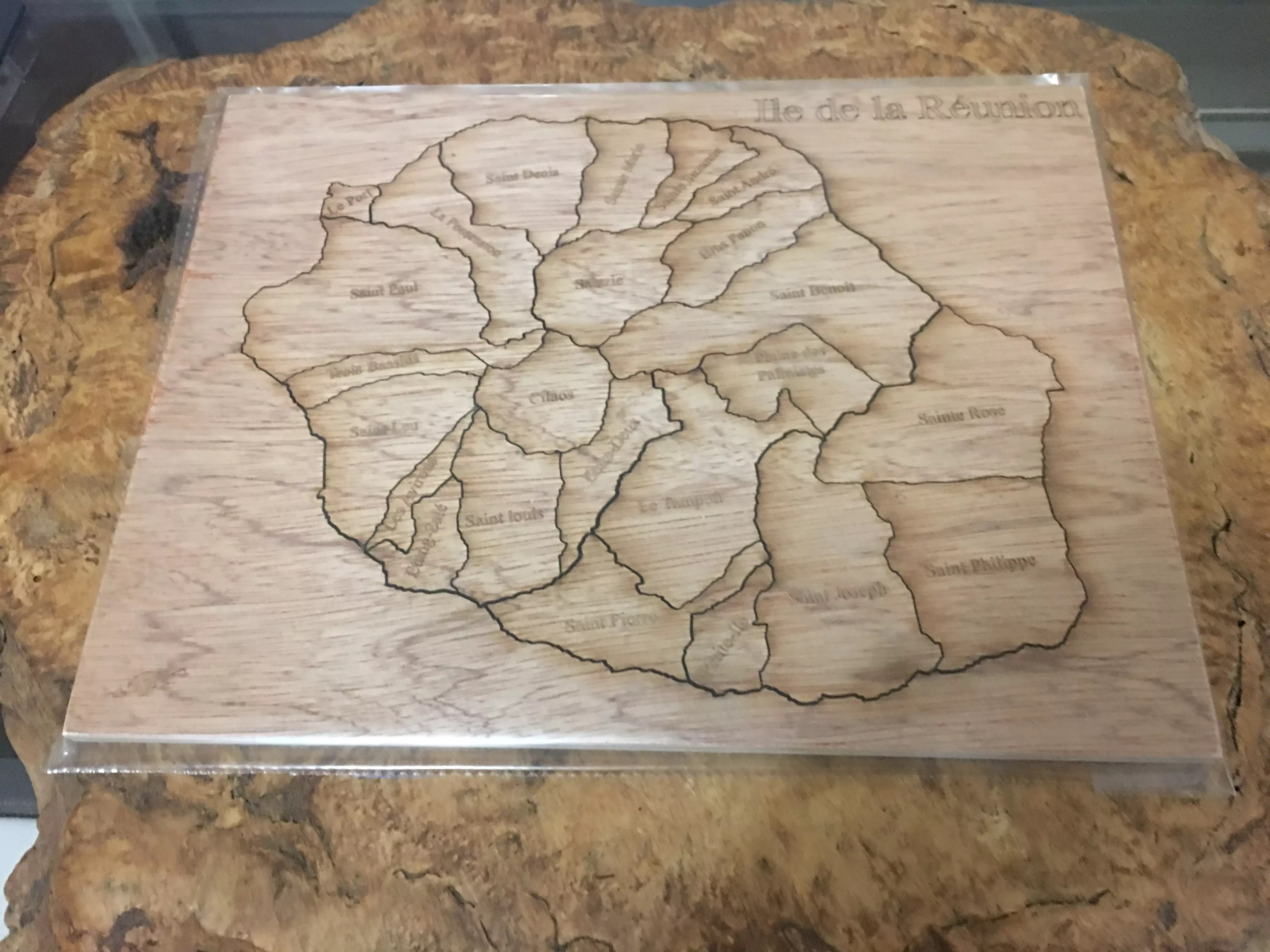 Puzzle Ile de la Réunion contreplaqué naturel. 24 communes. 20x26cm