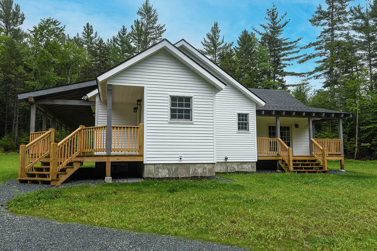 Farmhouse Coventry Log Homes
