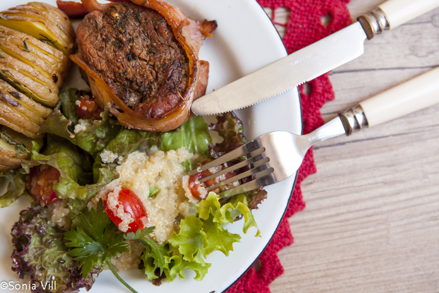 MedalhÃ£o com bacon, batata assada e salada com quinua Cozinha a dois