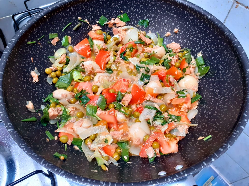 Linguine ao molho branco com ervilha. Receita famosa da casa